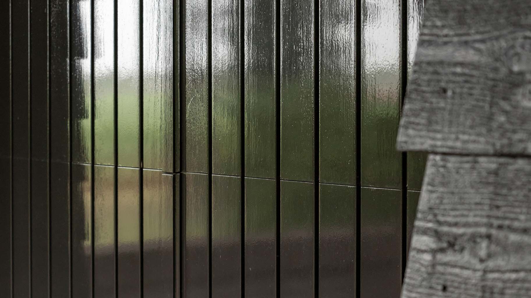 Detail van een traditionele houten garagedeur