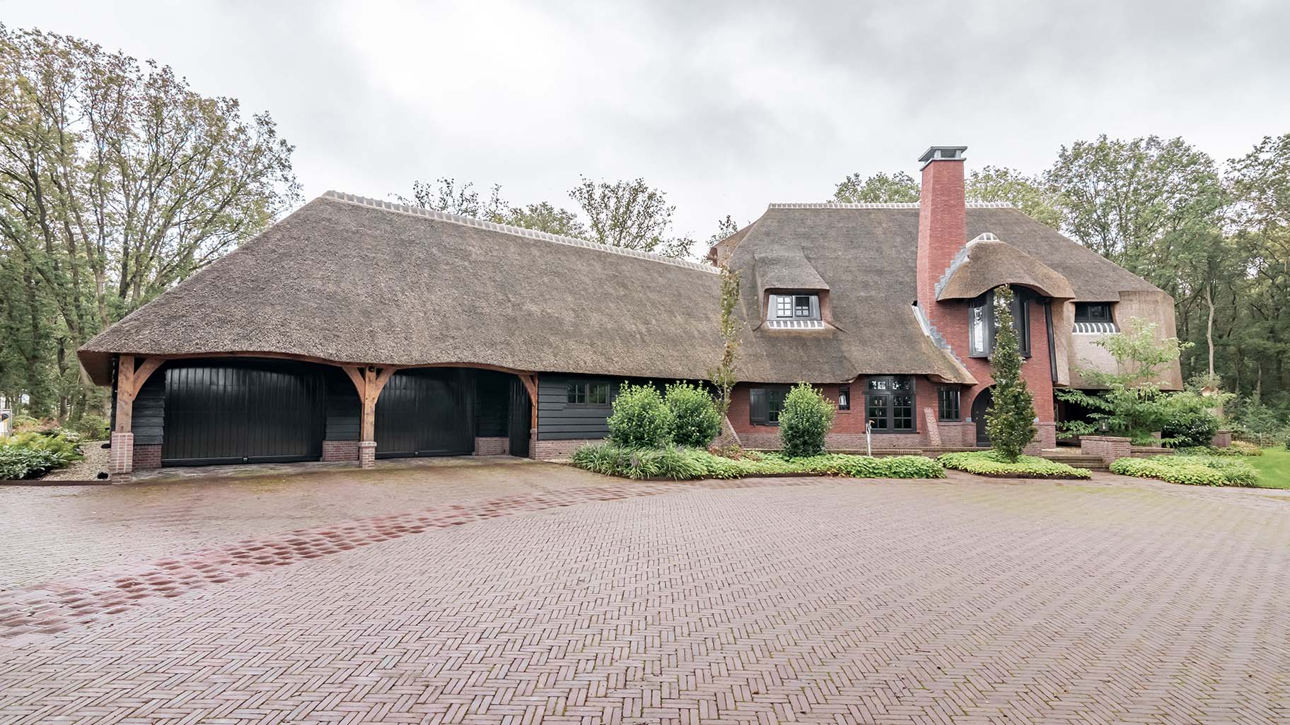 Woning met vier klassieke houten garagedeuren