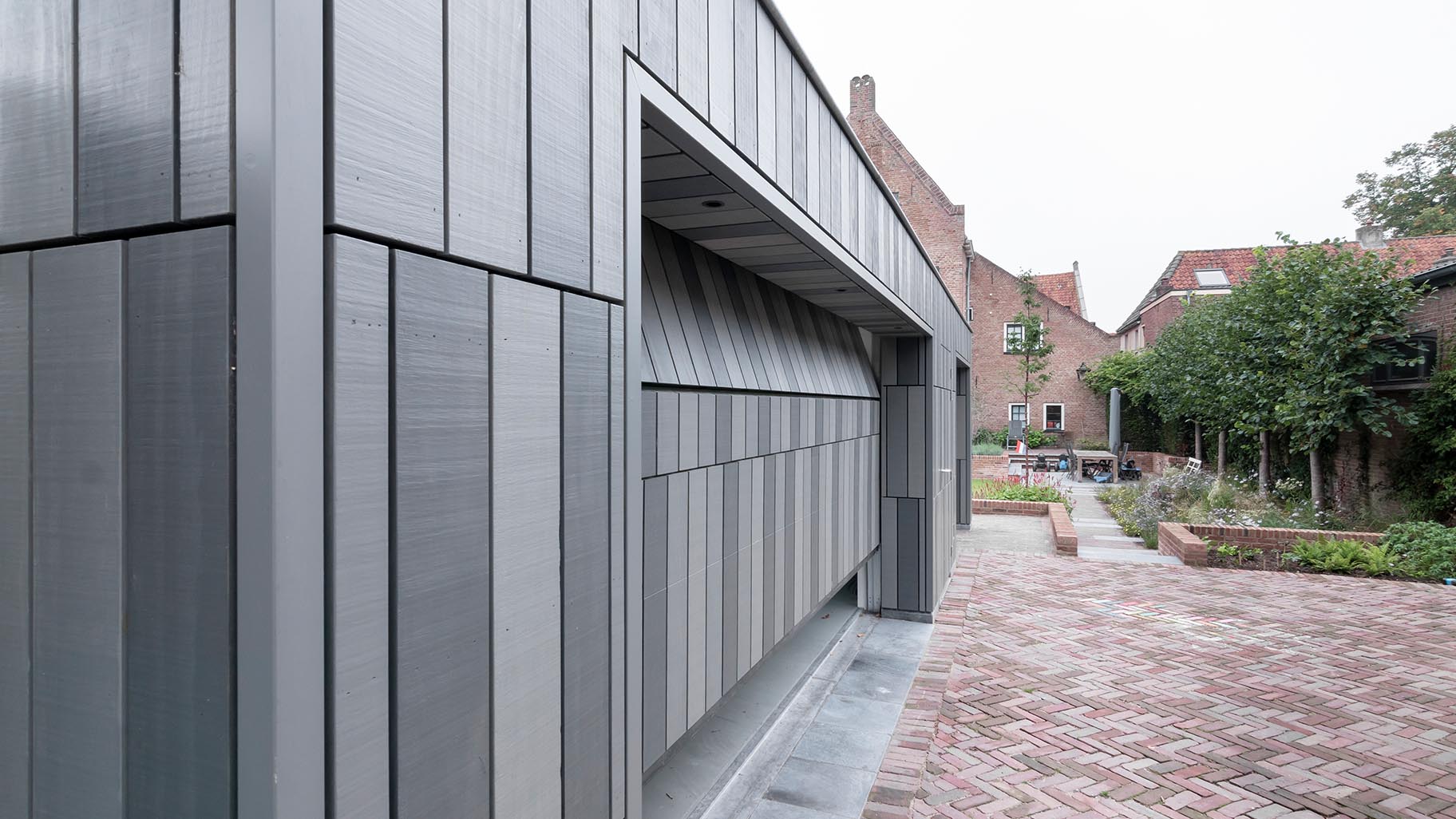 Monumentaal pand met moderne Accoya houten sectionaaldeur