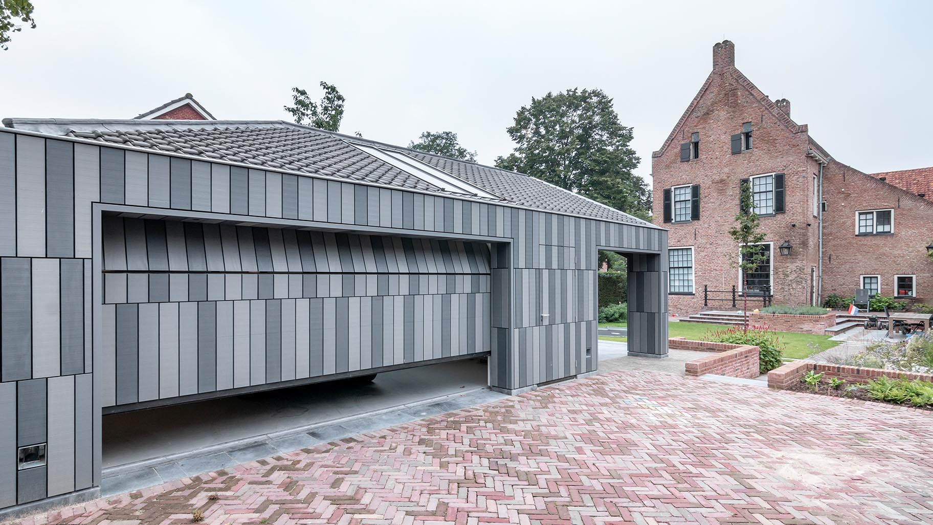 Monumentaal pand met moderne Accoya houten sectionaaldeur