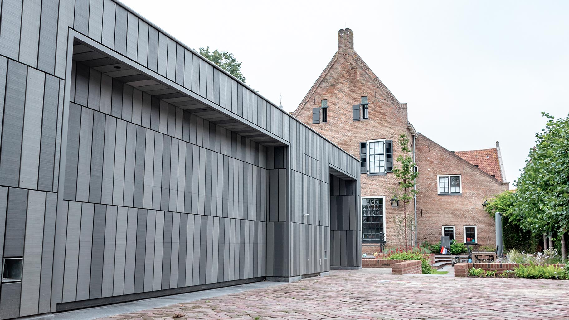 Monumentaal pand met moderne Accoya houten sectionaaldeur