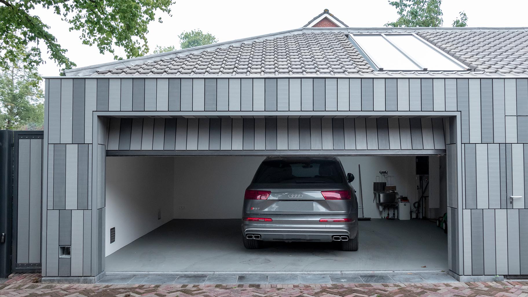 Maatwerk Accoya houten sectionaaldeur door Different Doors