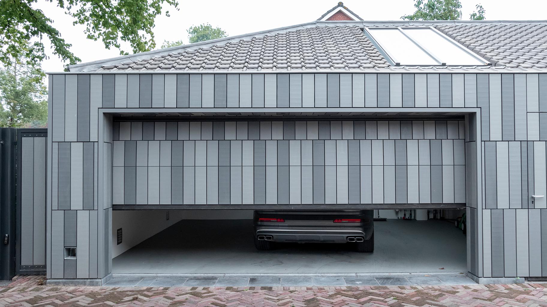 Maatwerk Accoya houten sectionaaldeur door Different Doors