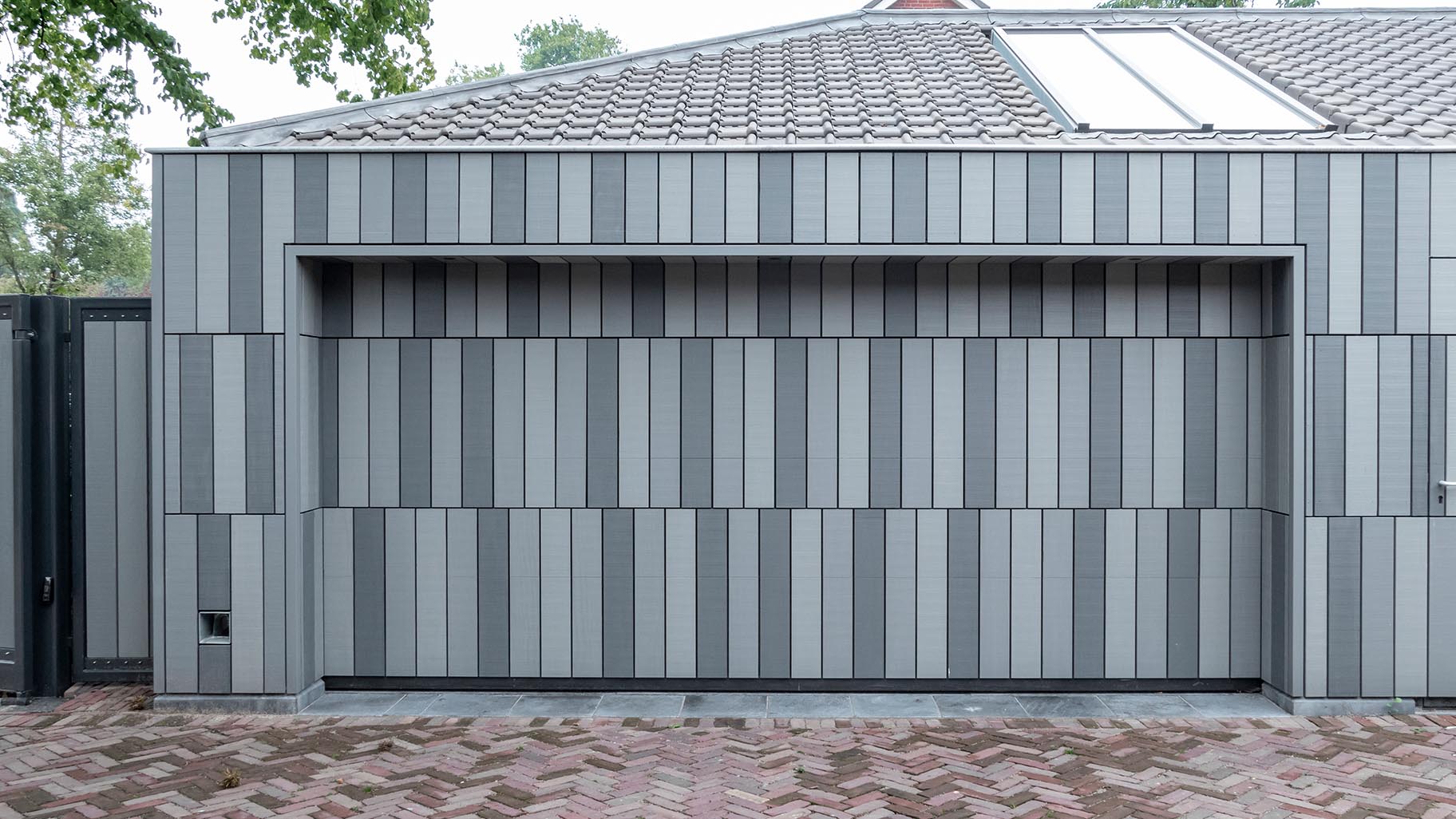 Maatwerk Accoya houten sectionaaldeur door Different Doors