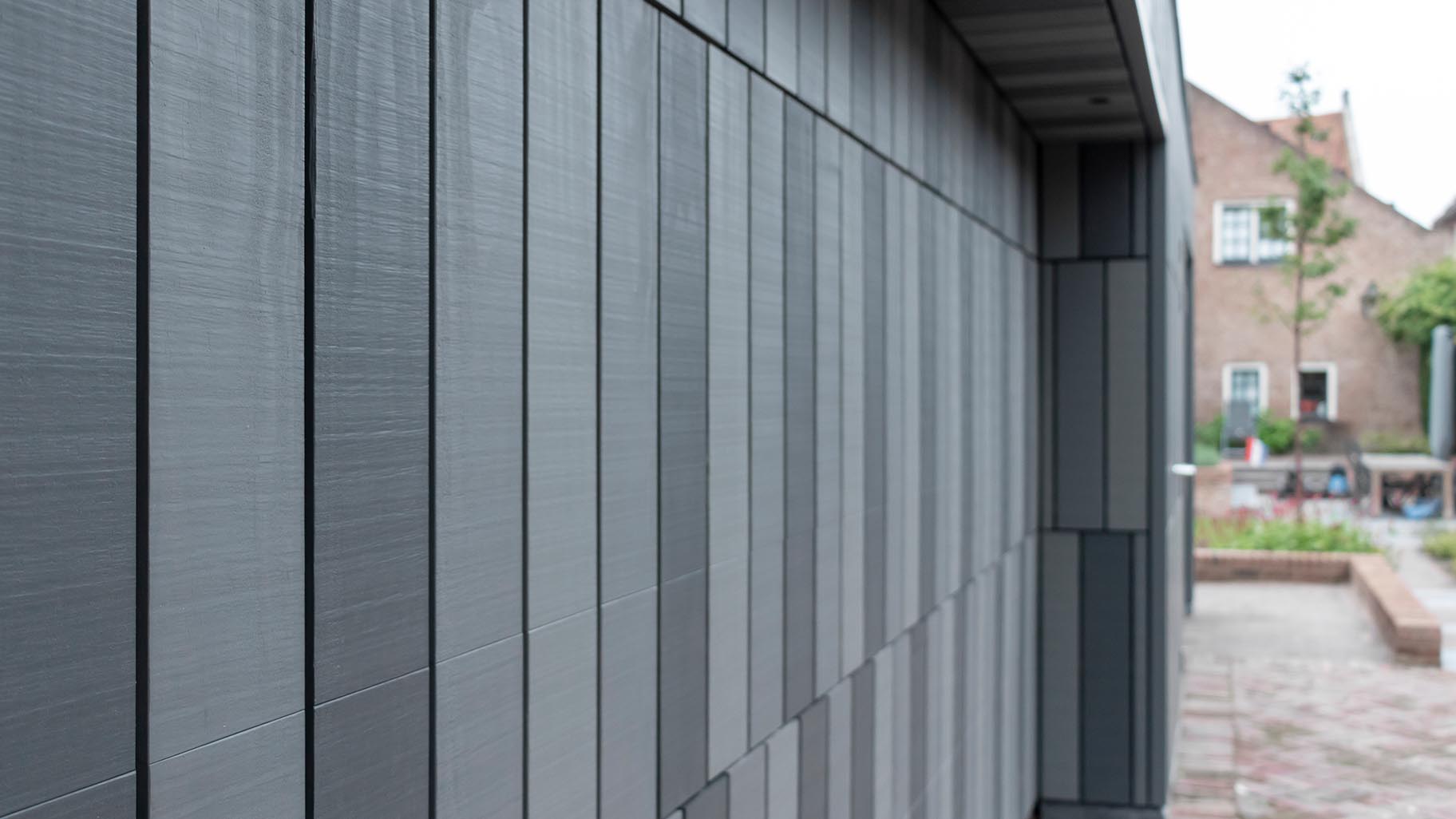 Maatwerk Accoya houten sectionaaldeur door Different Doors