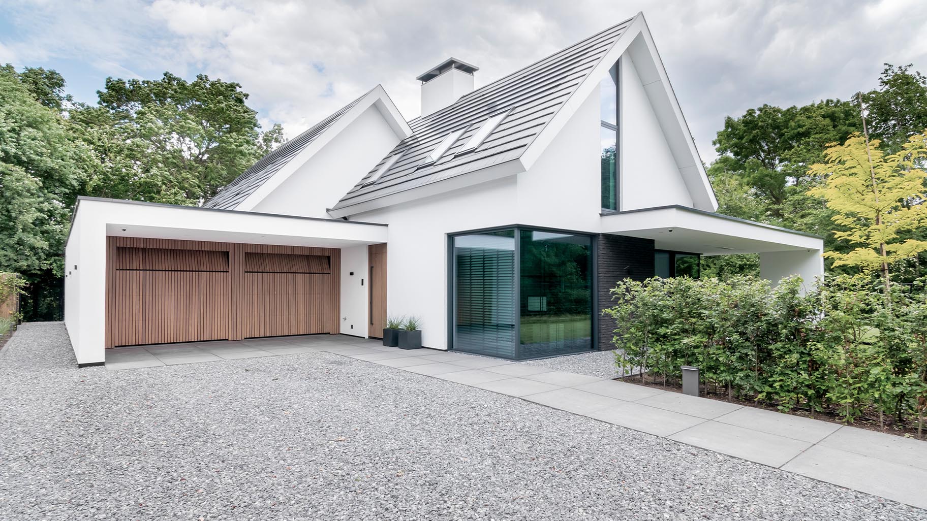 Op maat gemaakte Afrormosia houten garagedeuren en voordeur van Different Doors, ontworpen voor een stijlvolle woning