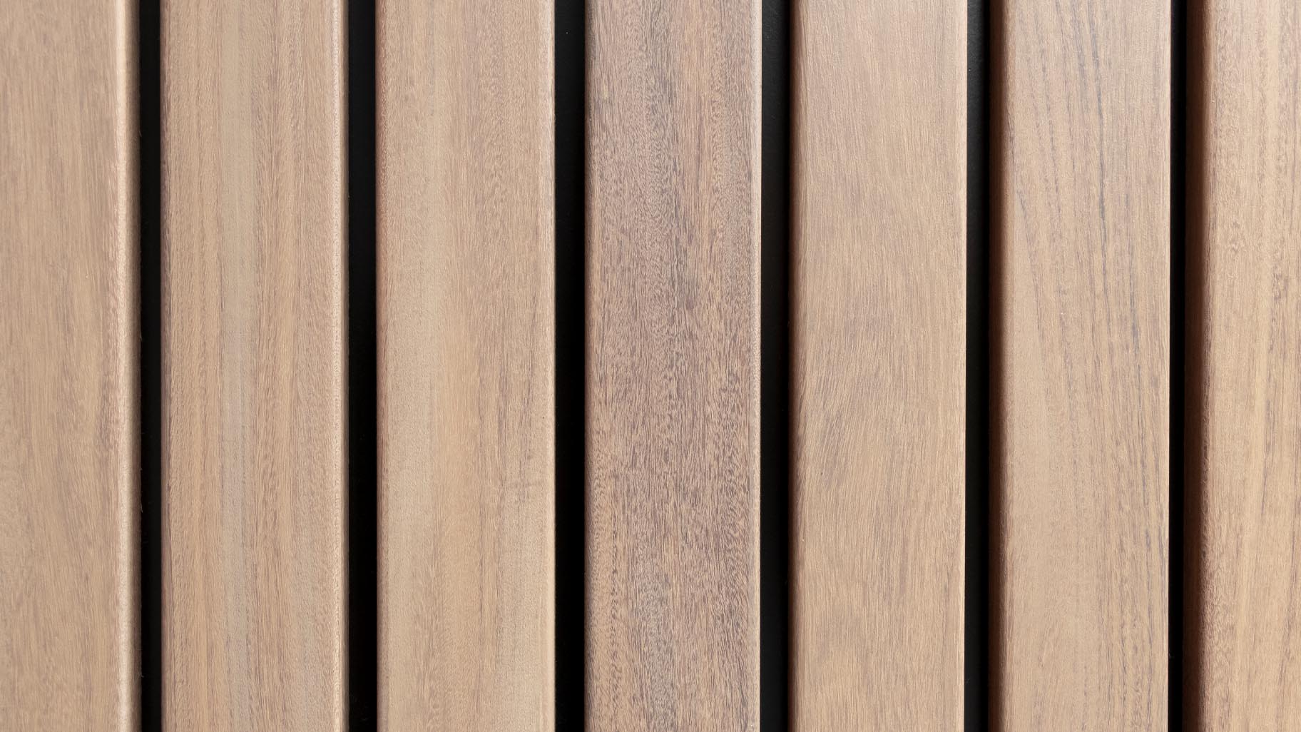 Detail van de Afrormosia houten latten, met een warme, natuurlijke uitstraling en een mooie houtstructuur