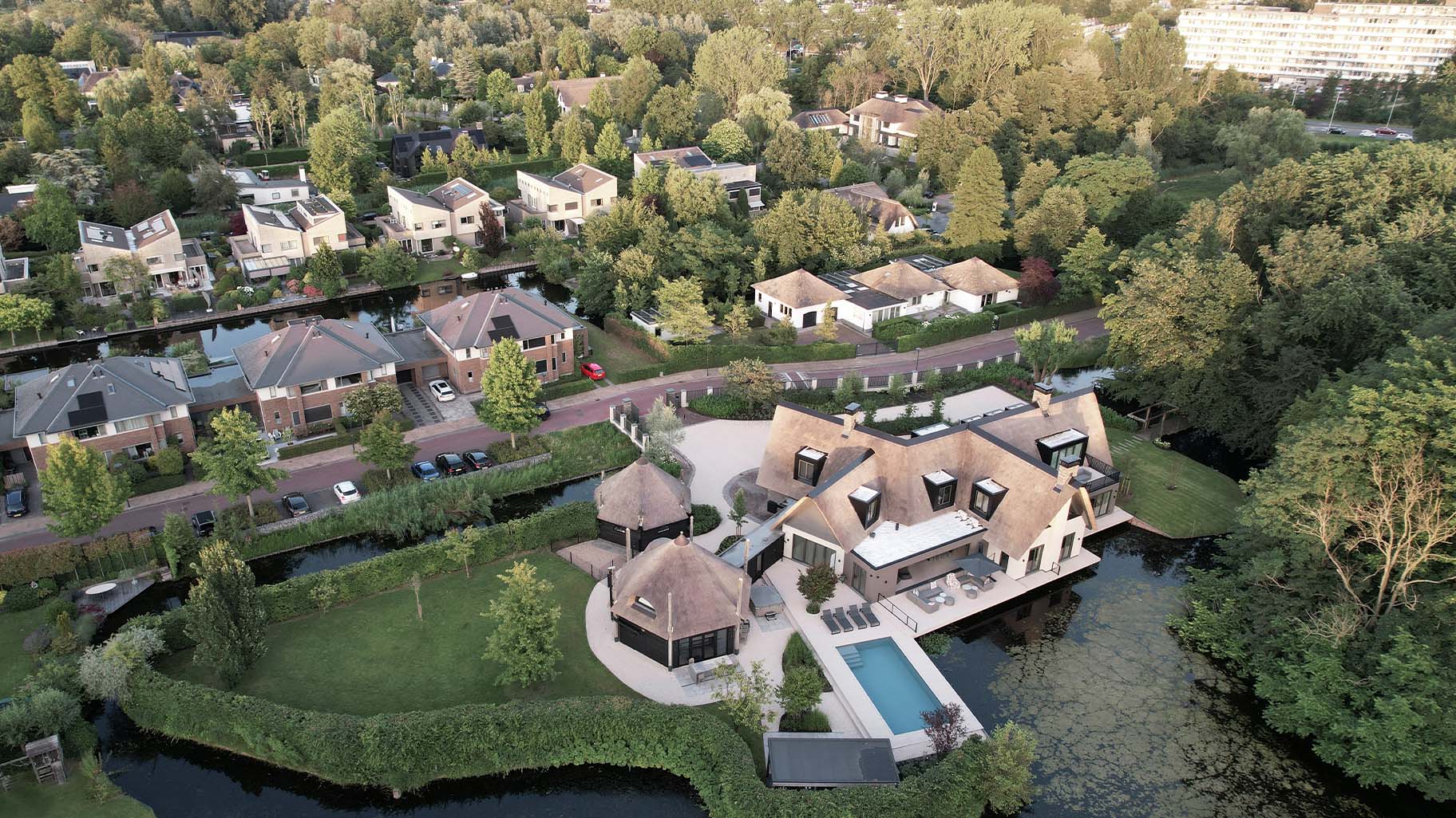 oderne villa met strakke architectuur en Red Cedar houten garagedeur voor een warme uitstraling