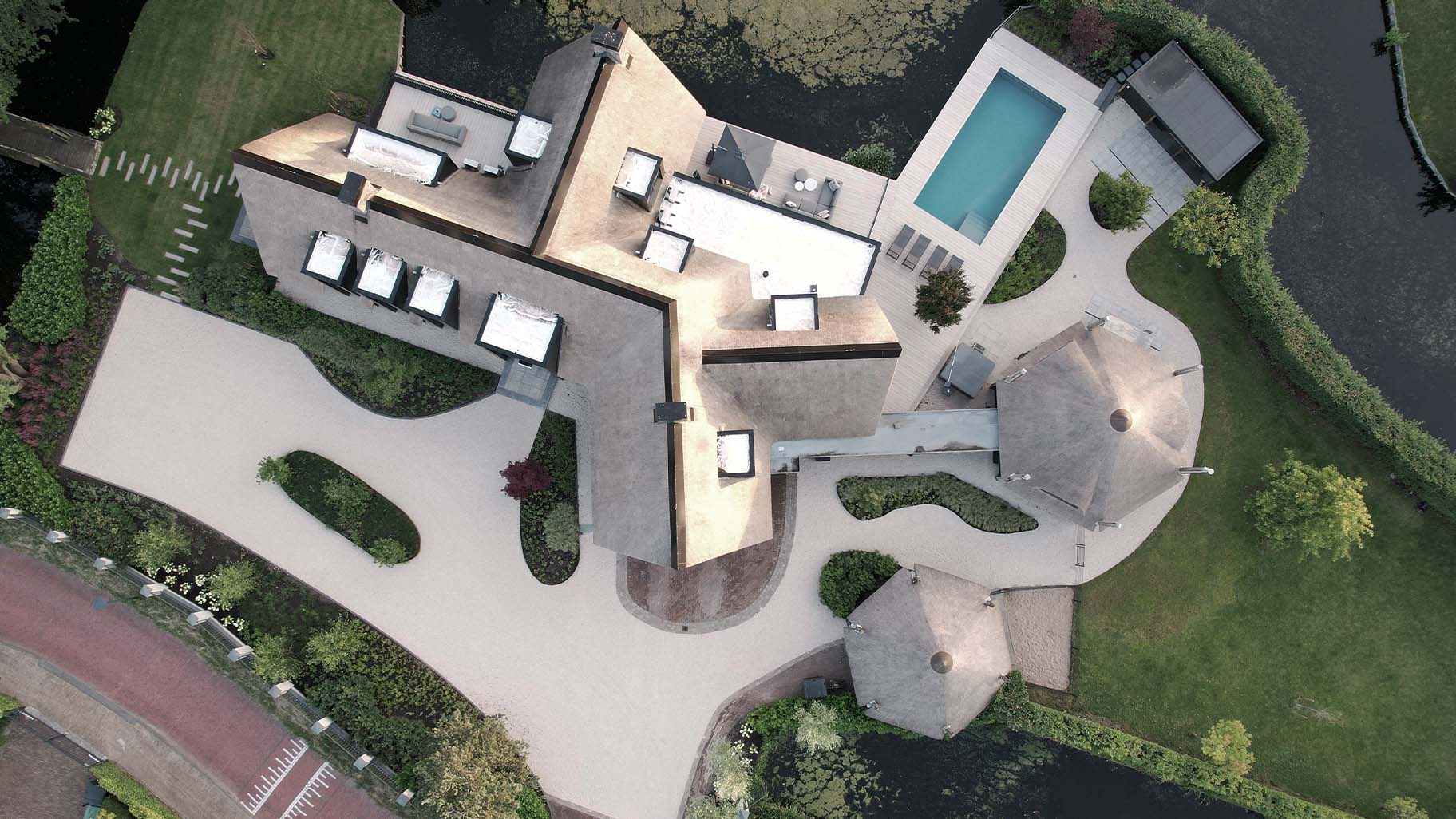 oderne villa met strakke architectuur en Red Cedar houten garagedeur voor een warme uitstraling