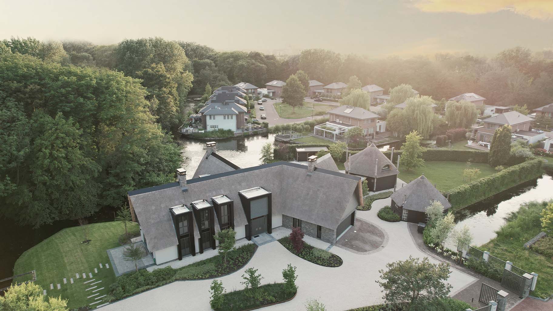 oderne villa met strakke architectuur en Red Cedar houten garagedeur voor een warme uitstraling