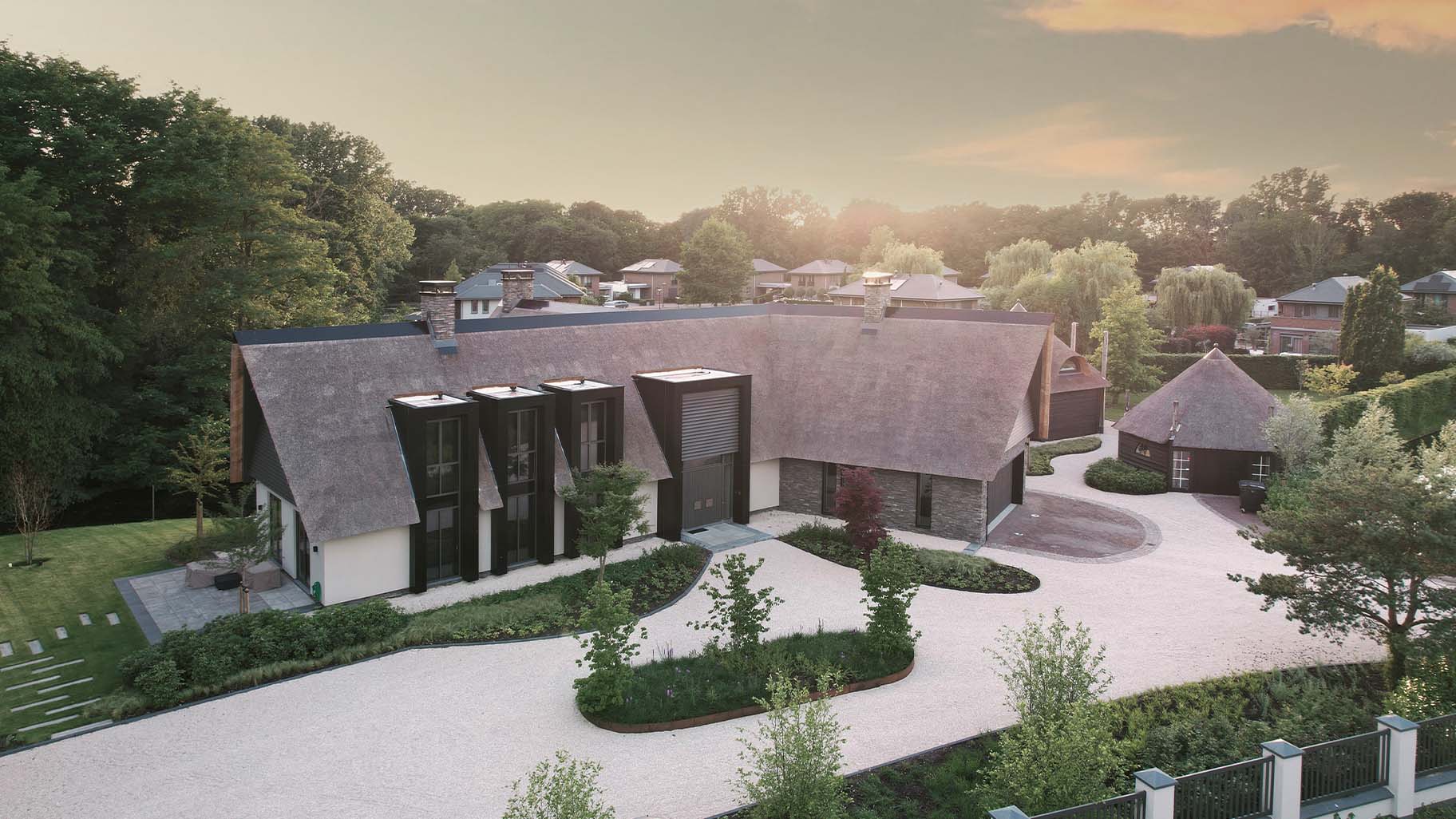 oderne villa met strakke architectuur en Red Cedar houten garagedeur voor een warme uitstraling