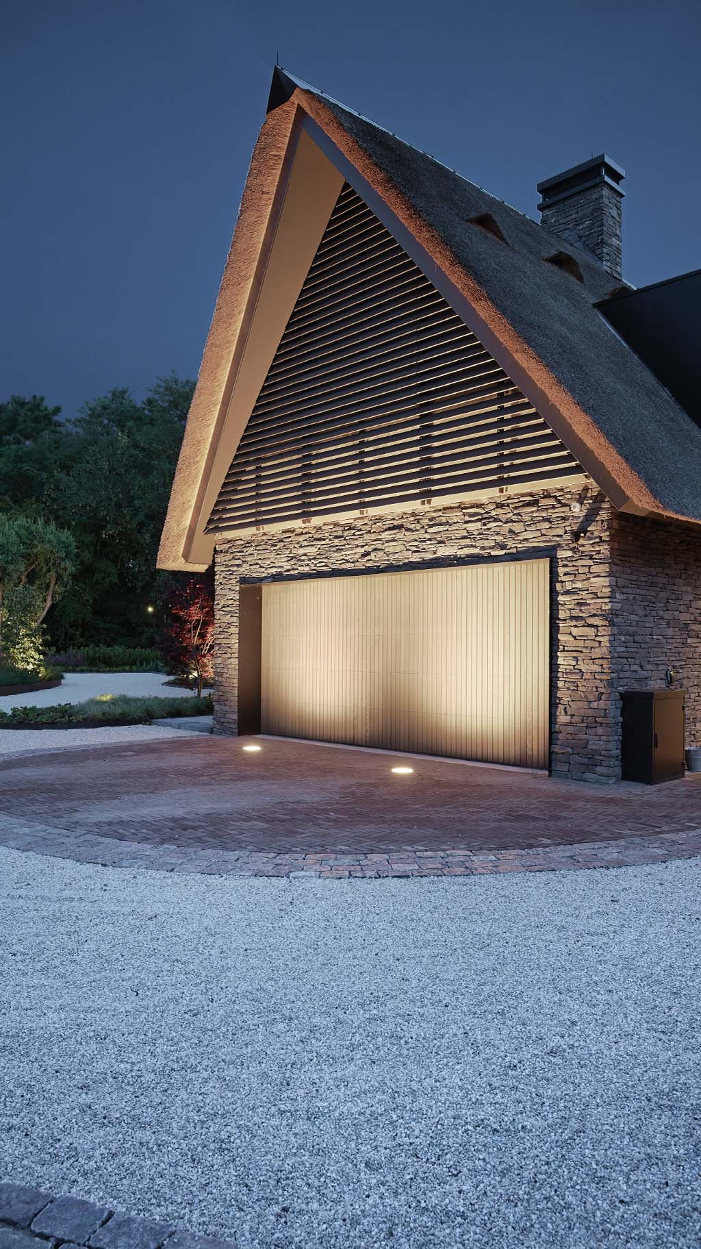 "Red Cedar houten garagedeur achter de dag gemonteerd, naadloos geïntegreerd in moderne villa