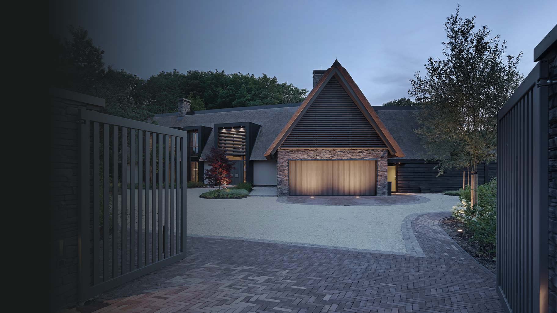 Different Doors Red Cedar houten garagedeur bij high-end moderne villa met rieten kap
