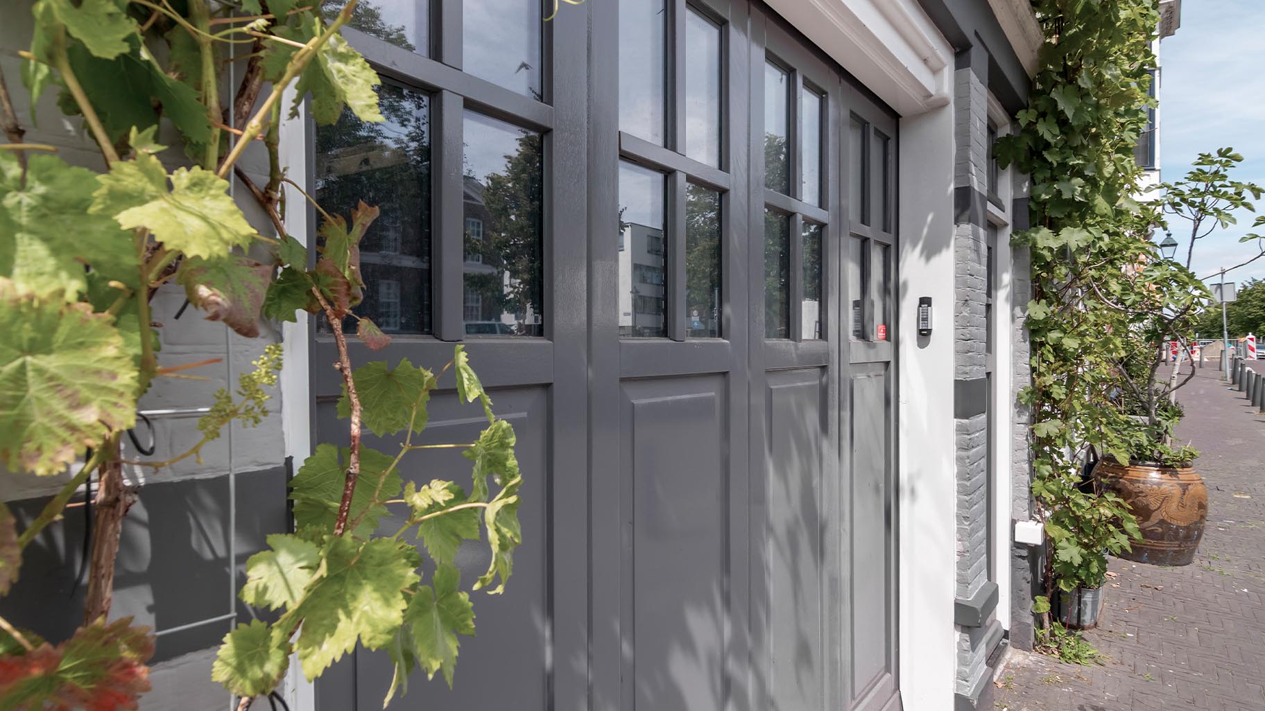 Monumentale woning met een garagedeur die naadloos aansluit bij de klassieke uitstraling van het pand