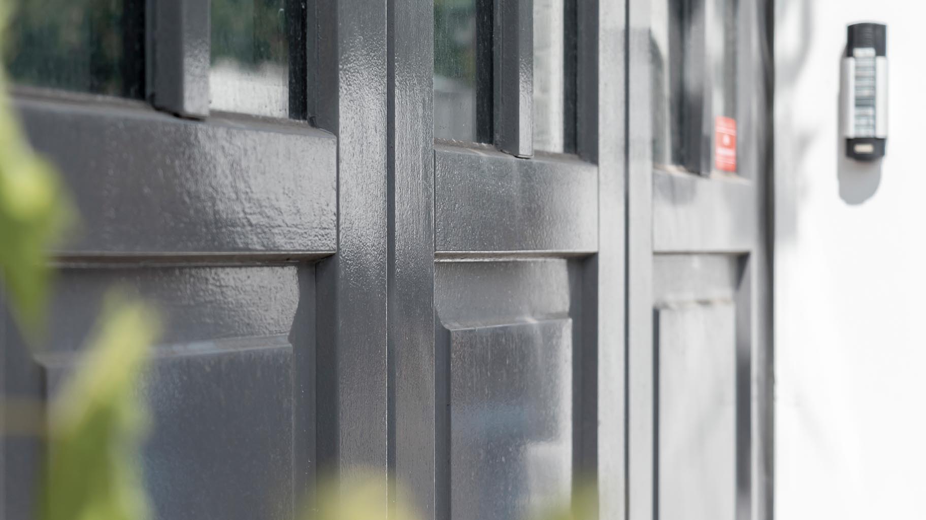 Monumentale woning met een garagedeur die naadloos aansluit bij de klassieke uitstraling van het pand