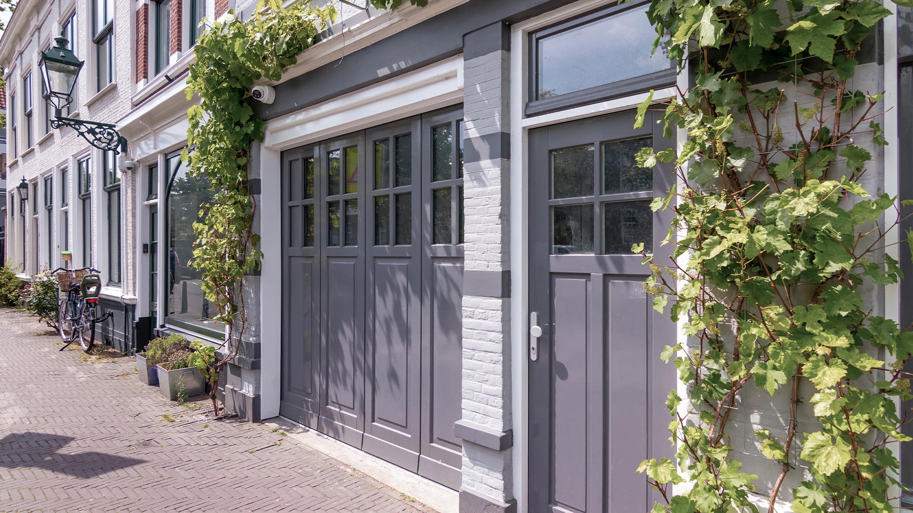 Monumentale woning met een garagedeur die naadloos aansluit bij de klassieke uitstraling van het pand