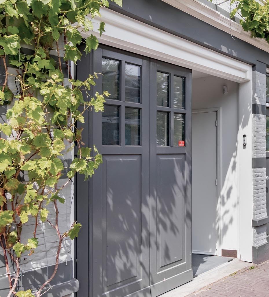 Monumentale woning met een garagedeur die naadloos aansluit bij de klassieke uitstraling van het pand