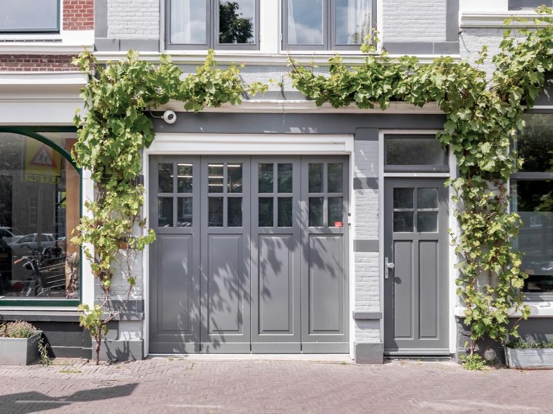 Monumentale woning met een garagedeur die naadloos aansluit bij de klassieke uitstraling van het pand