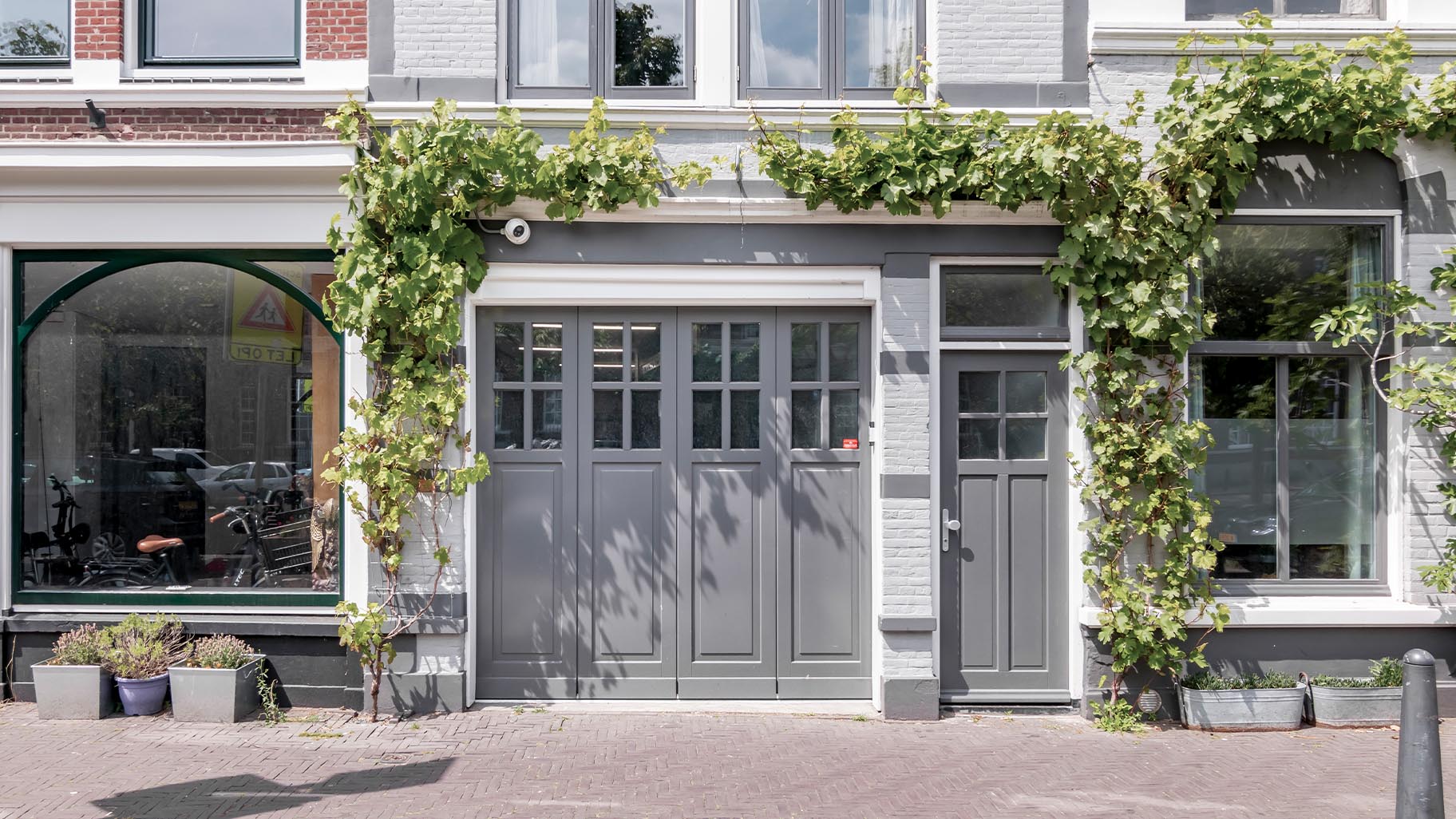 Monumentale woning met een garagedeur die naadloos aansluit bij de klassieke uitstraling van het pand