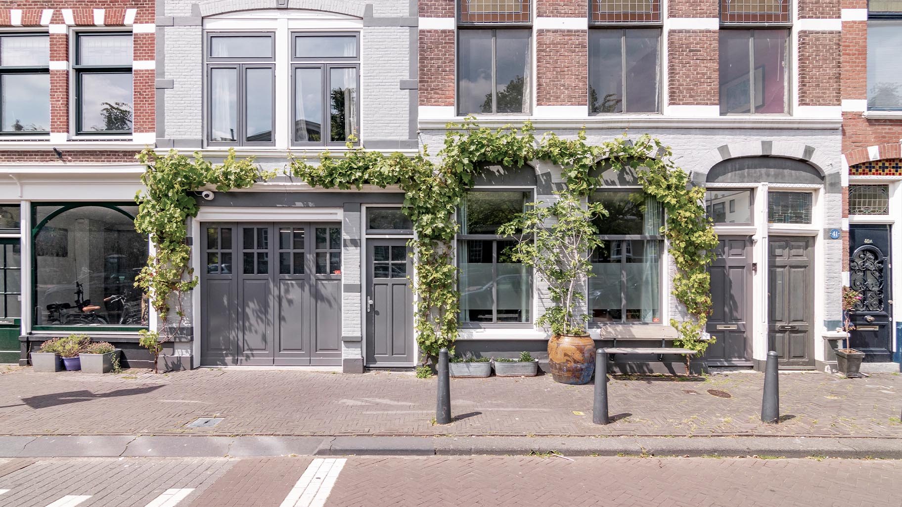 Monumentale woning met een garagedeur die naadloos aansluit bij de klassieke uitstraling van het pand
