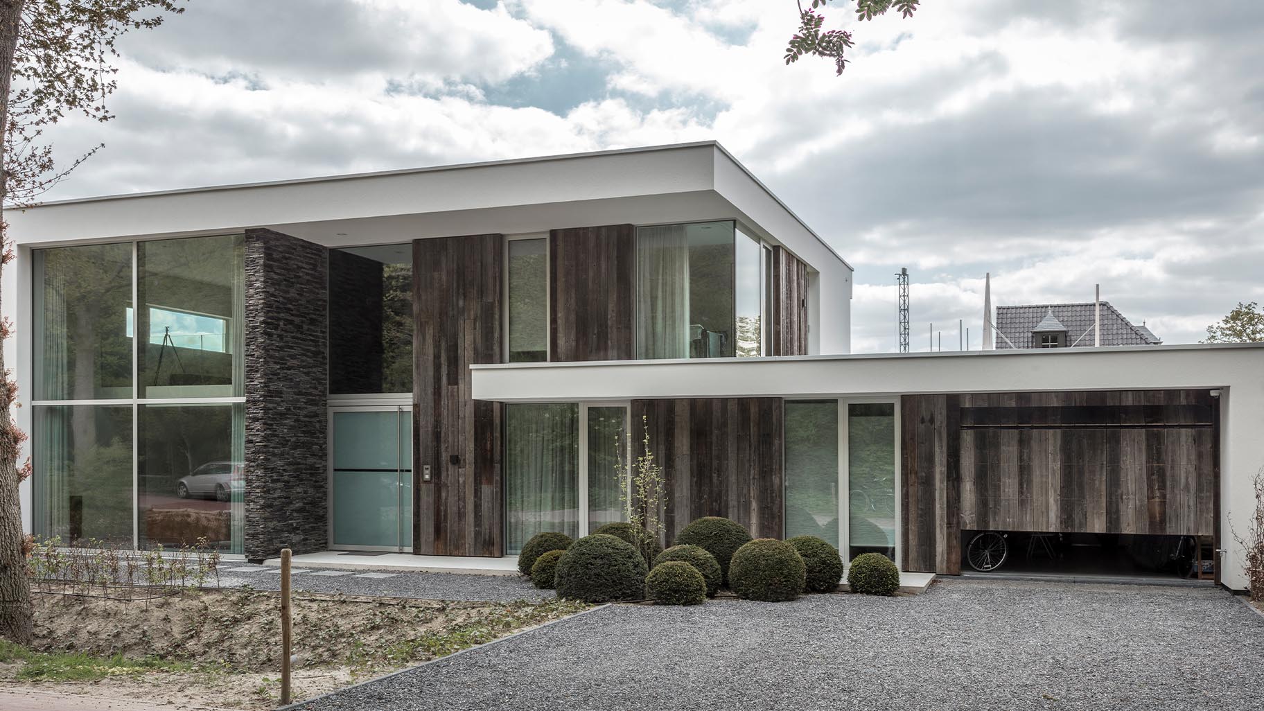 Moderne woning met een unieke Barnwood garagedeur