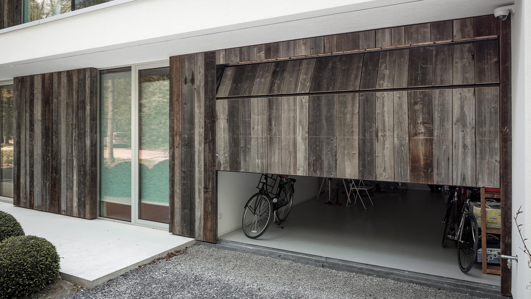 Barnwood garagedeur in de gevel