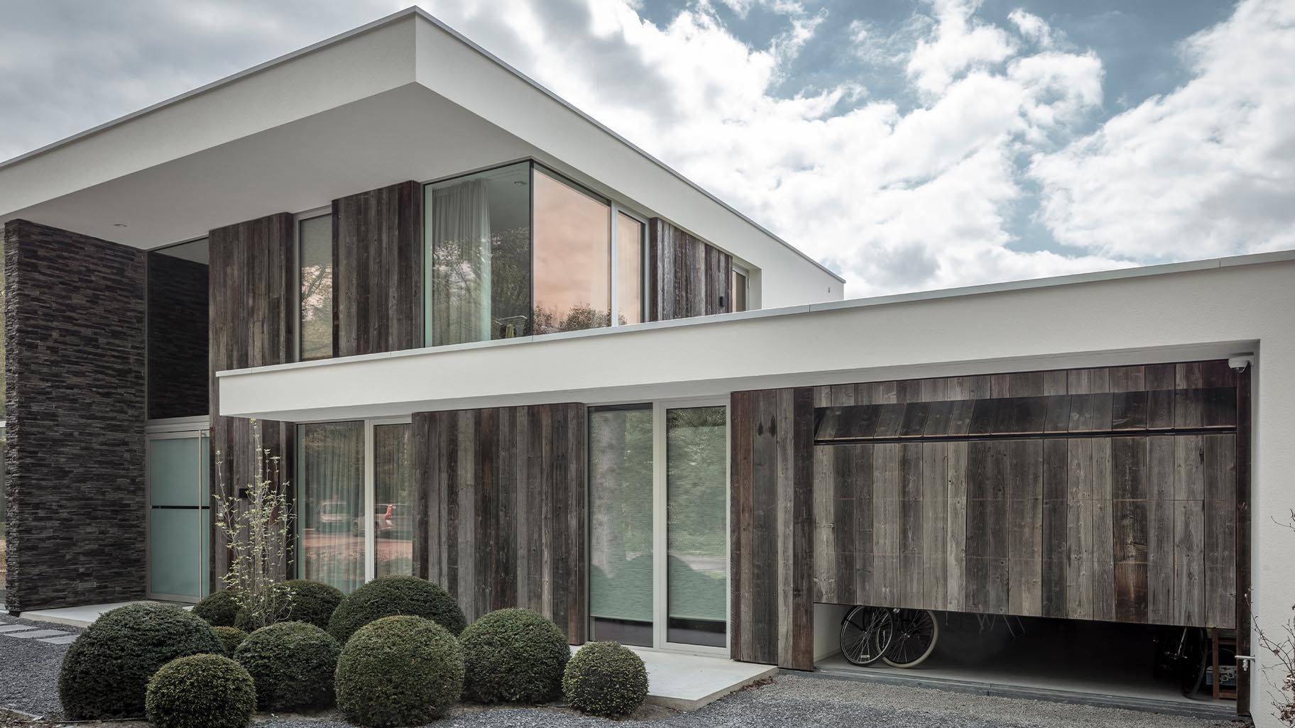 Moderne woning met een unieke Barnwood garagedeur