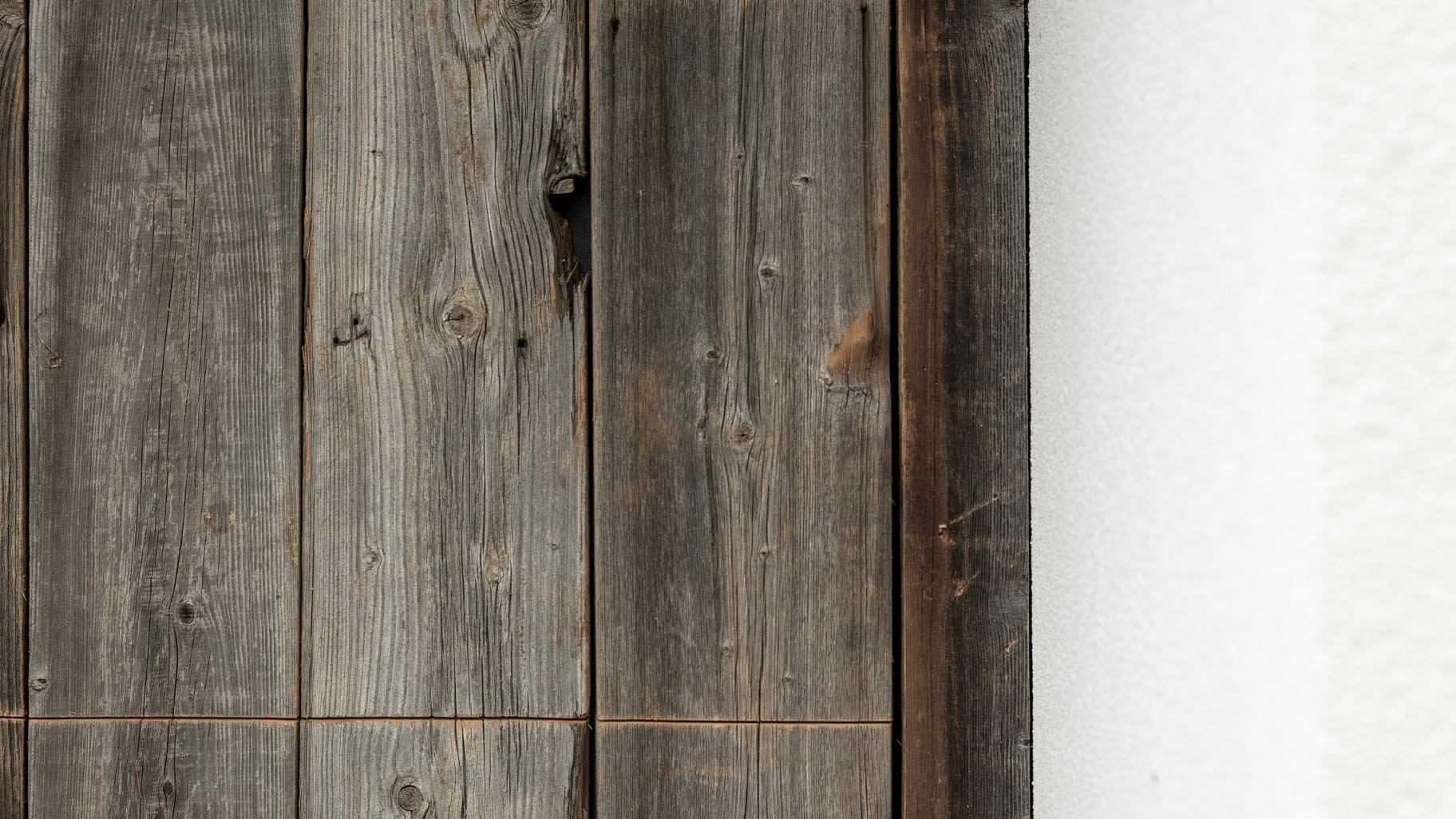 Verticale latten van Barnwood hout, zichtbaar doorleefd en warme tinten