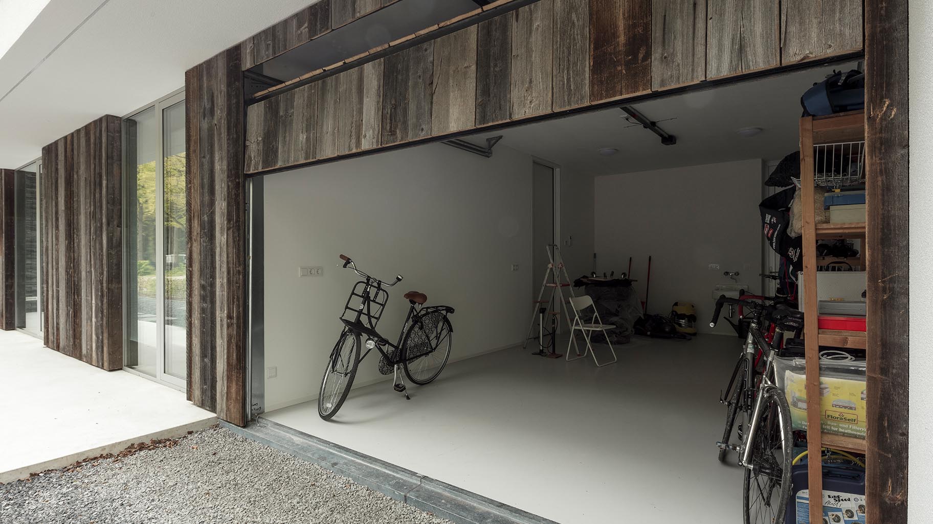 Barnwood garagedeur in de gevel