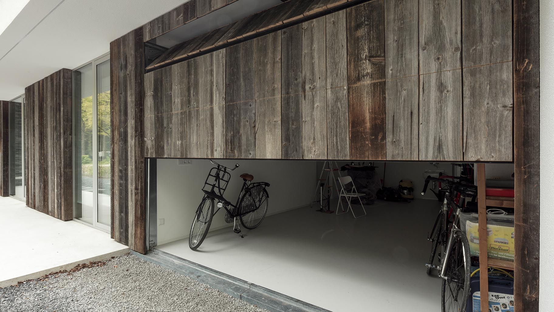Barnwood garagedeur in de gevel