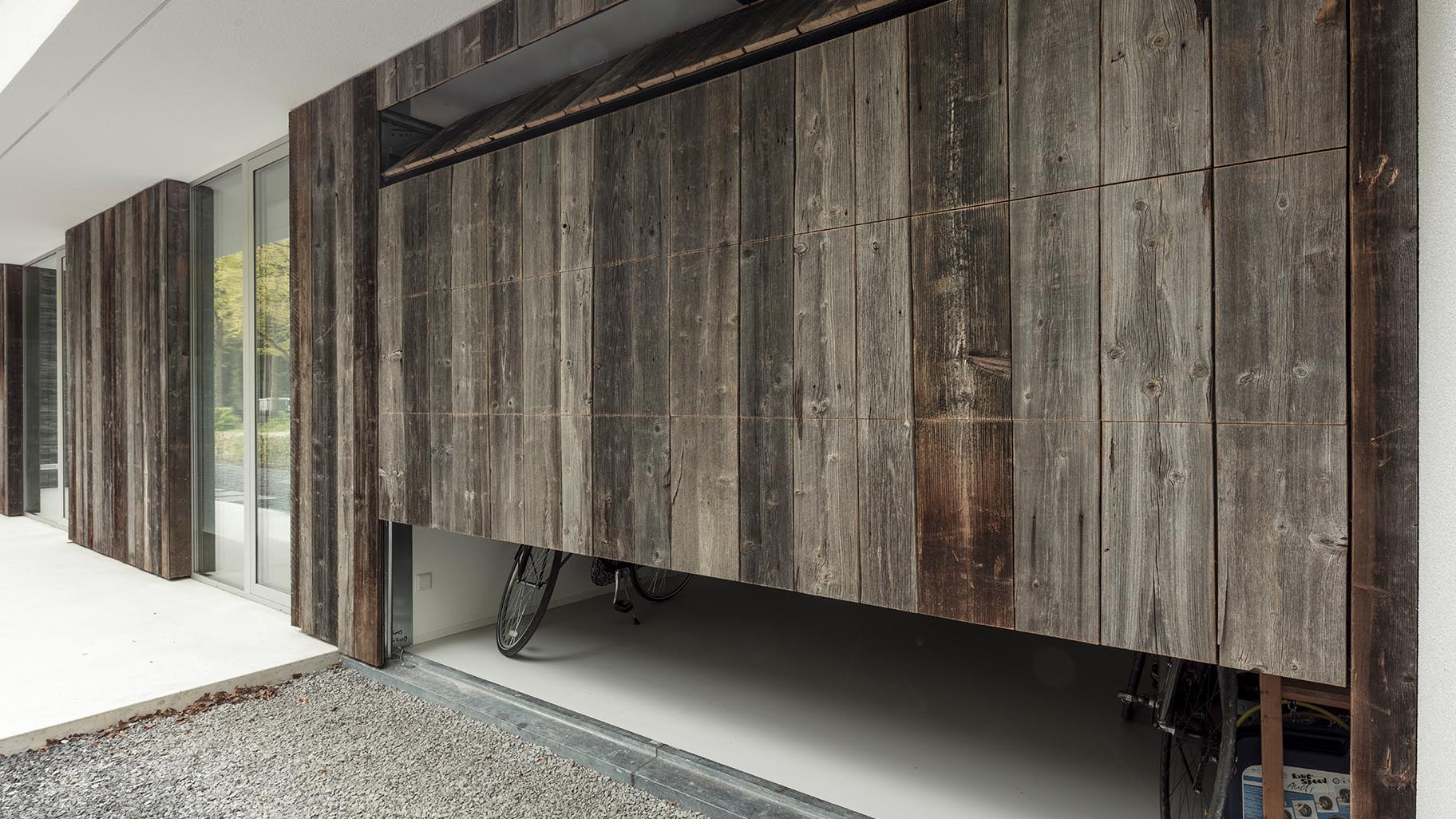 Barnwood garagedeur in de gevel