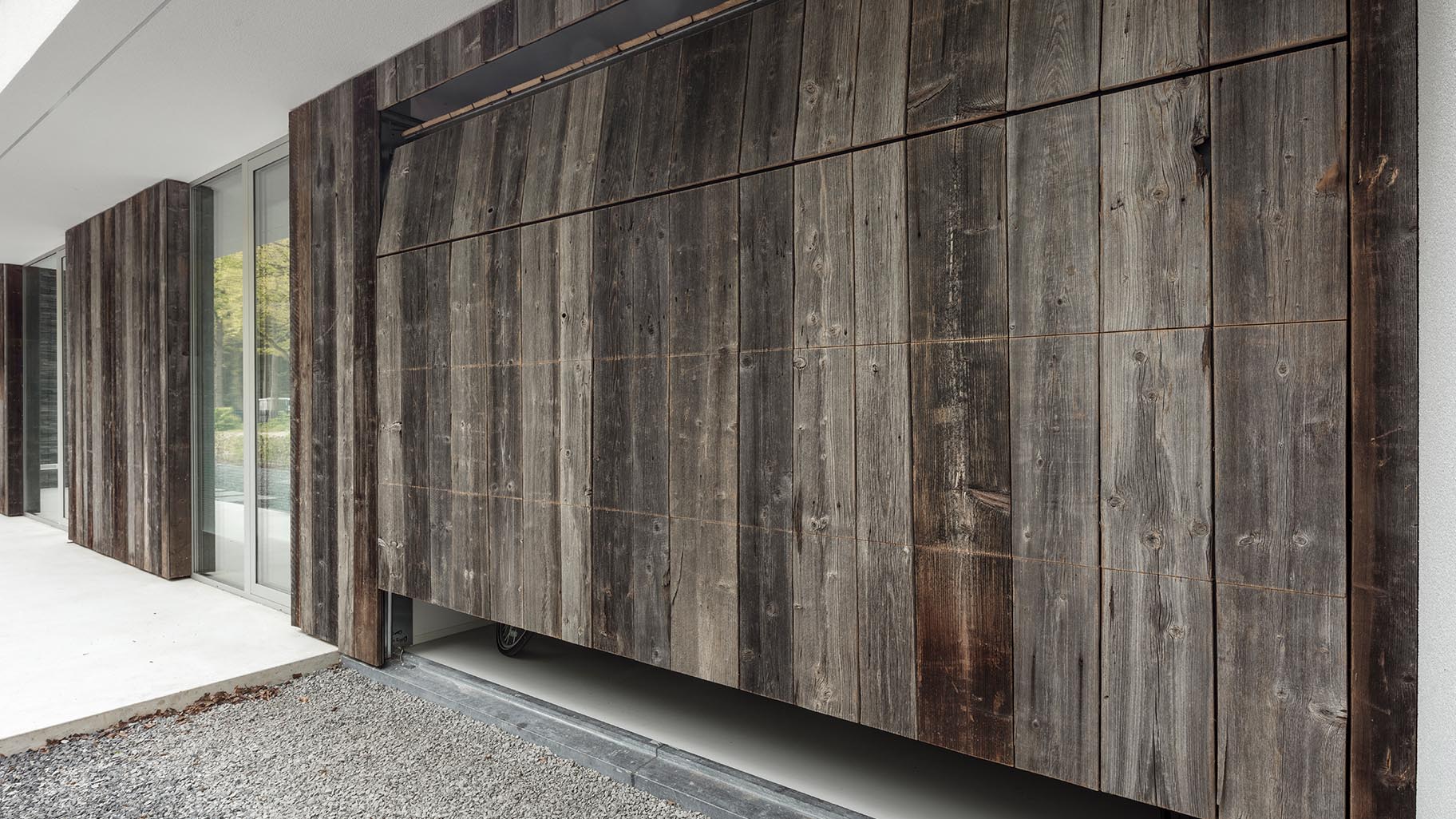 Moderne woning met een unieke Barnwood garagedeur