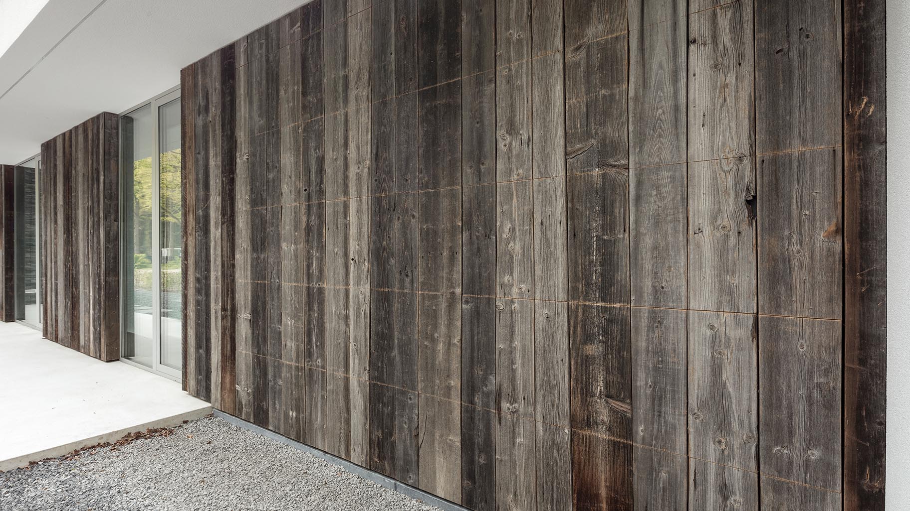 Verticale latten van Barnwood hout, zichtbaar doorleefd en warme tinten