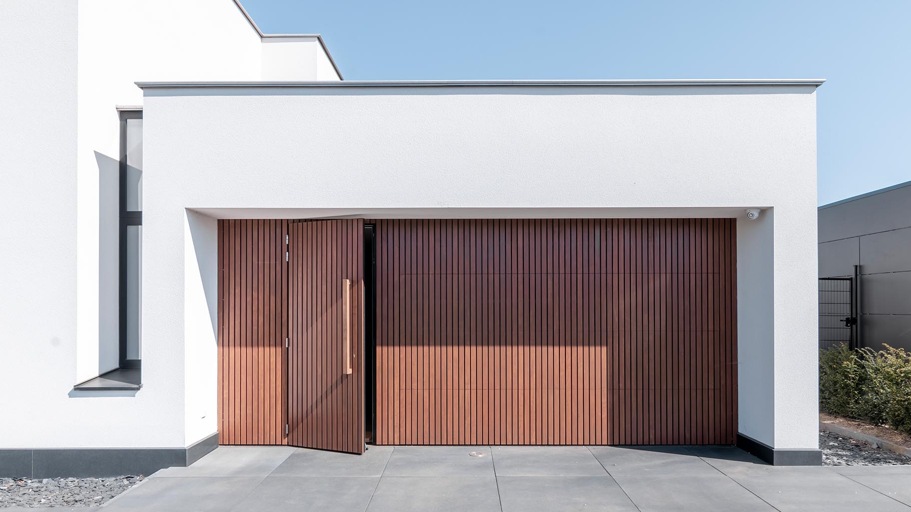 Different Doors - Fraké houten garagedeur met gevelbekleding