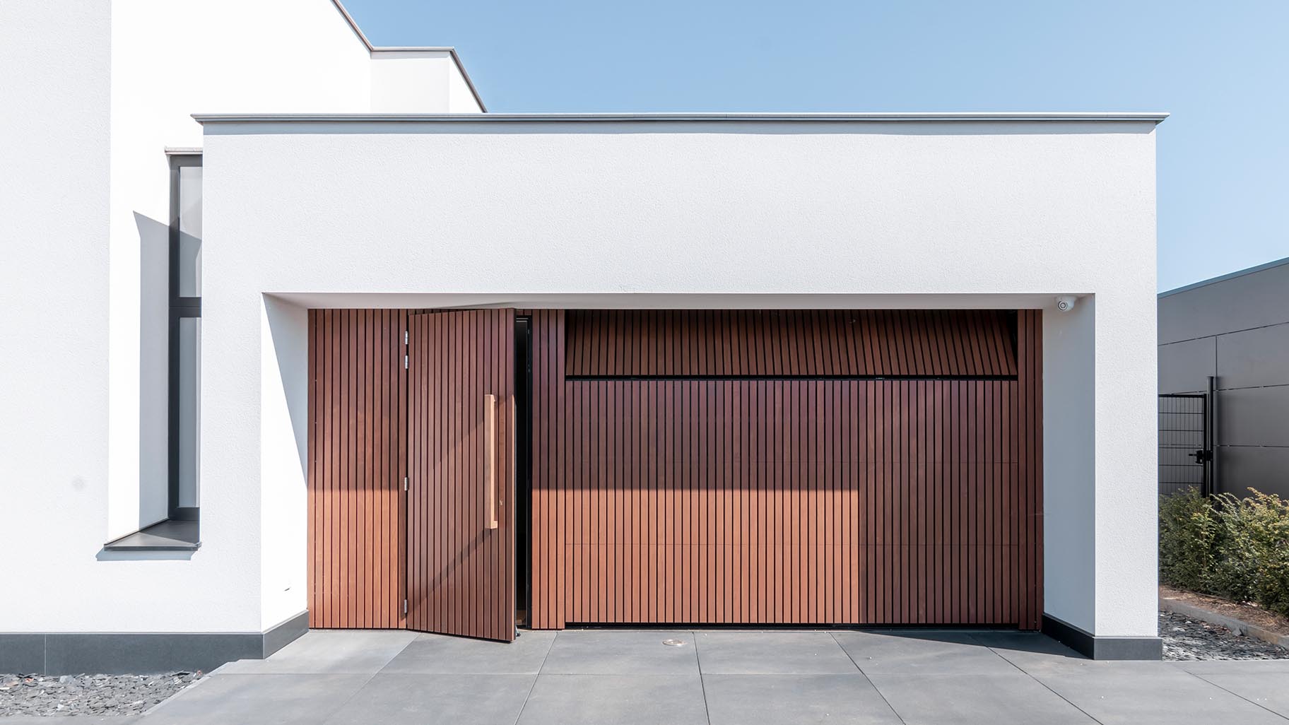 Different Doors - Fraké houten garagedeur met gevelbekleding
