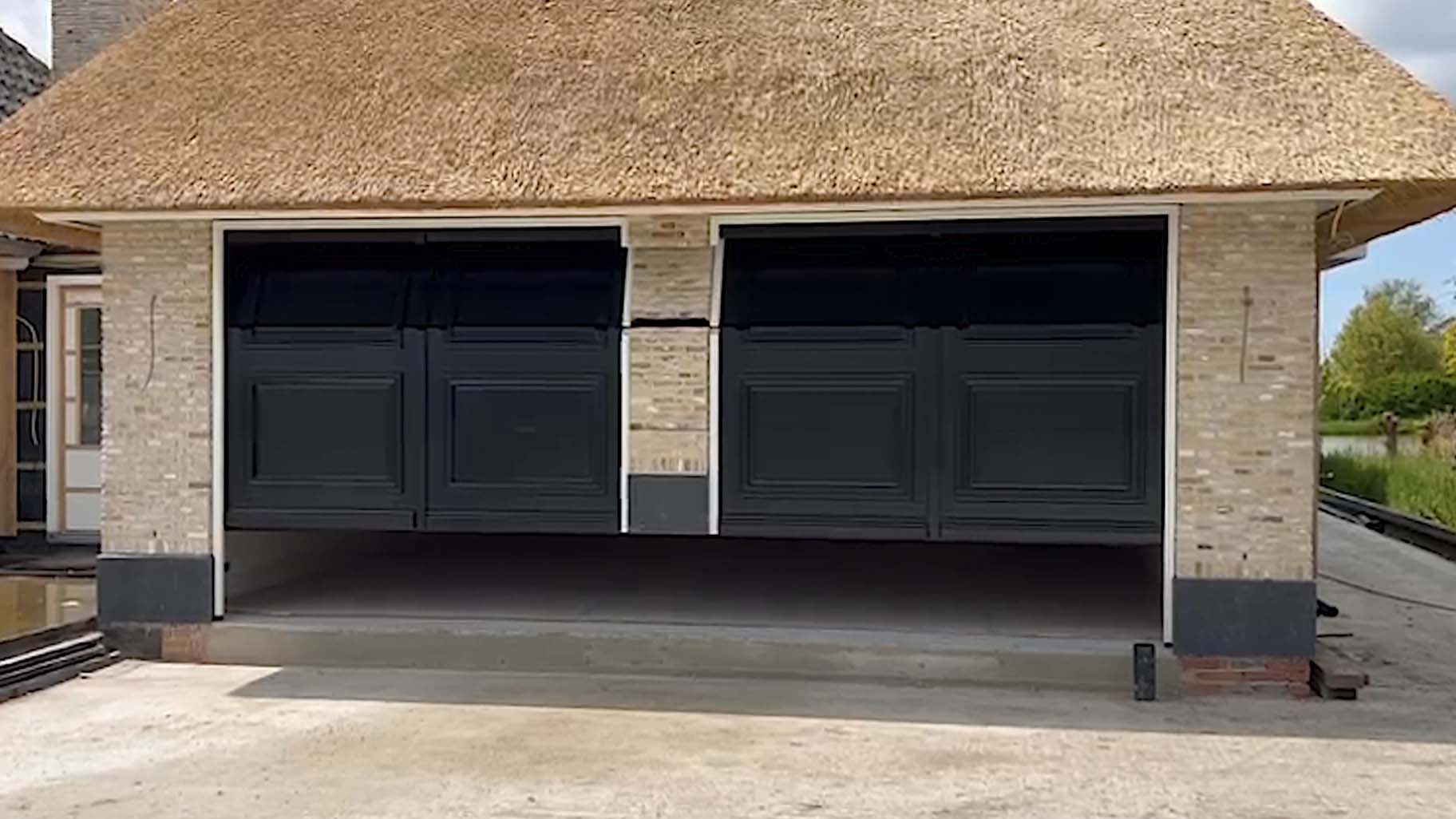 garagedeur steenstrips en kolom van different doors