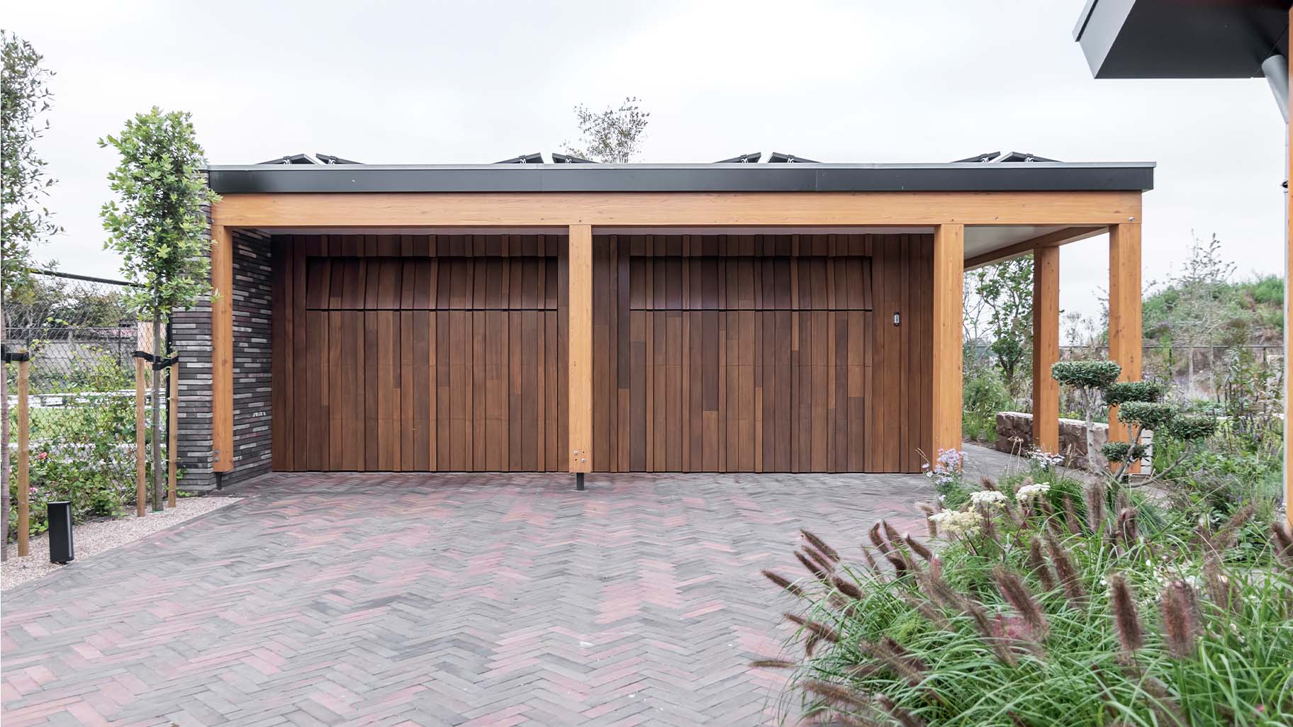 Different Doors houten garagedeur gelijk met de gevel