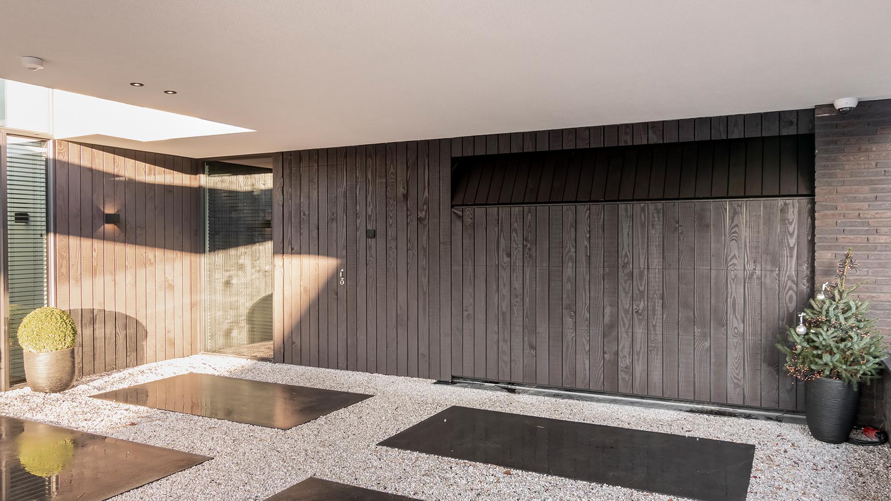 Op maat gemaakte garagedeur van Douglas hout