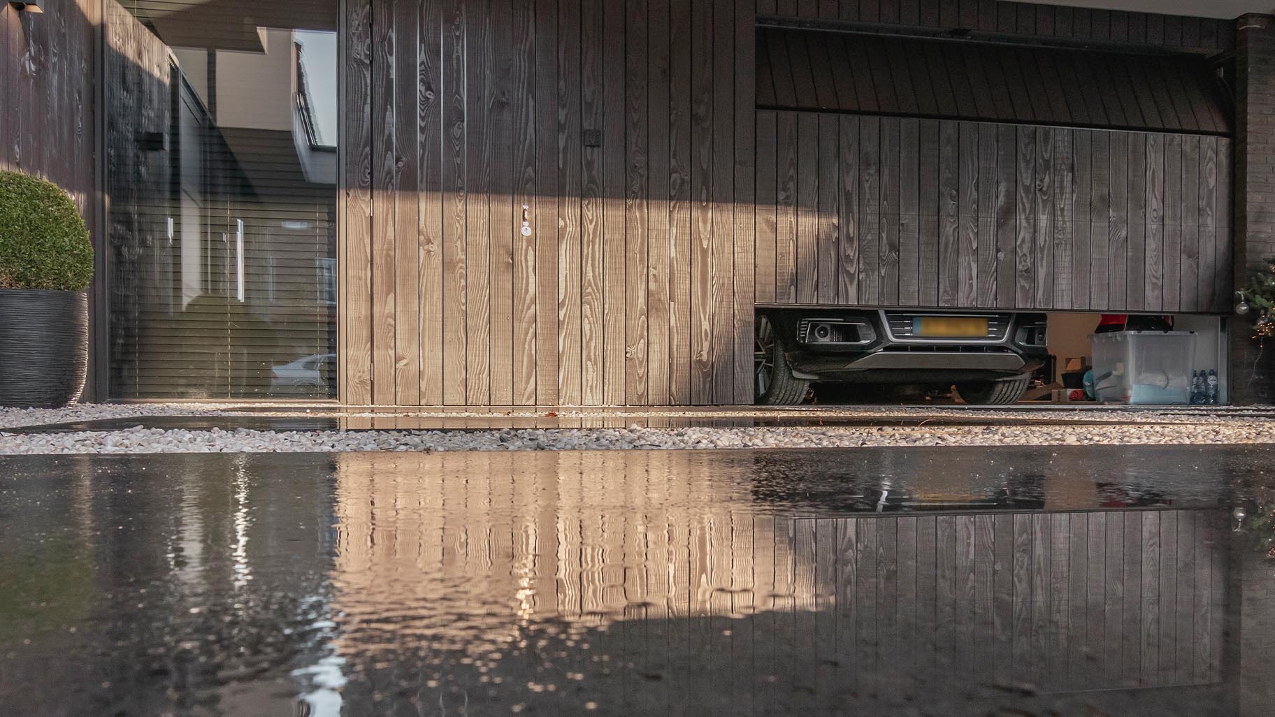 Houten garagedeur van Douglas