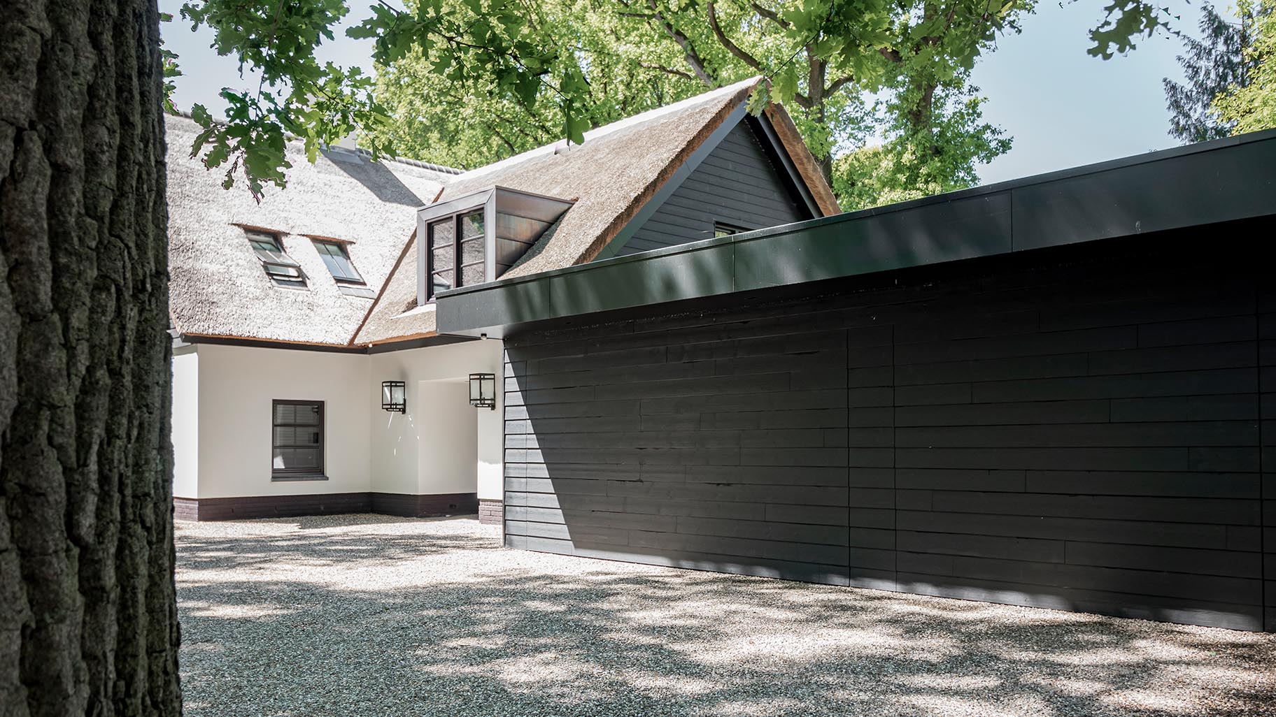 Dubbele gepotdekselde garage gelijk met de gevel - Different Doors