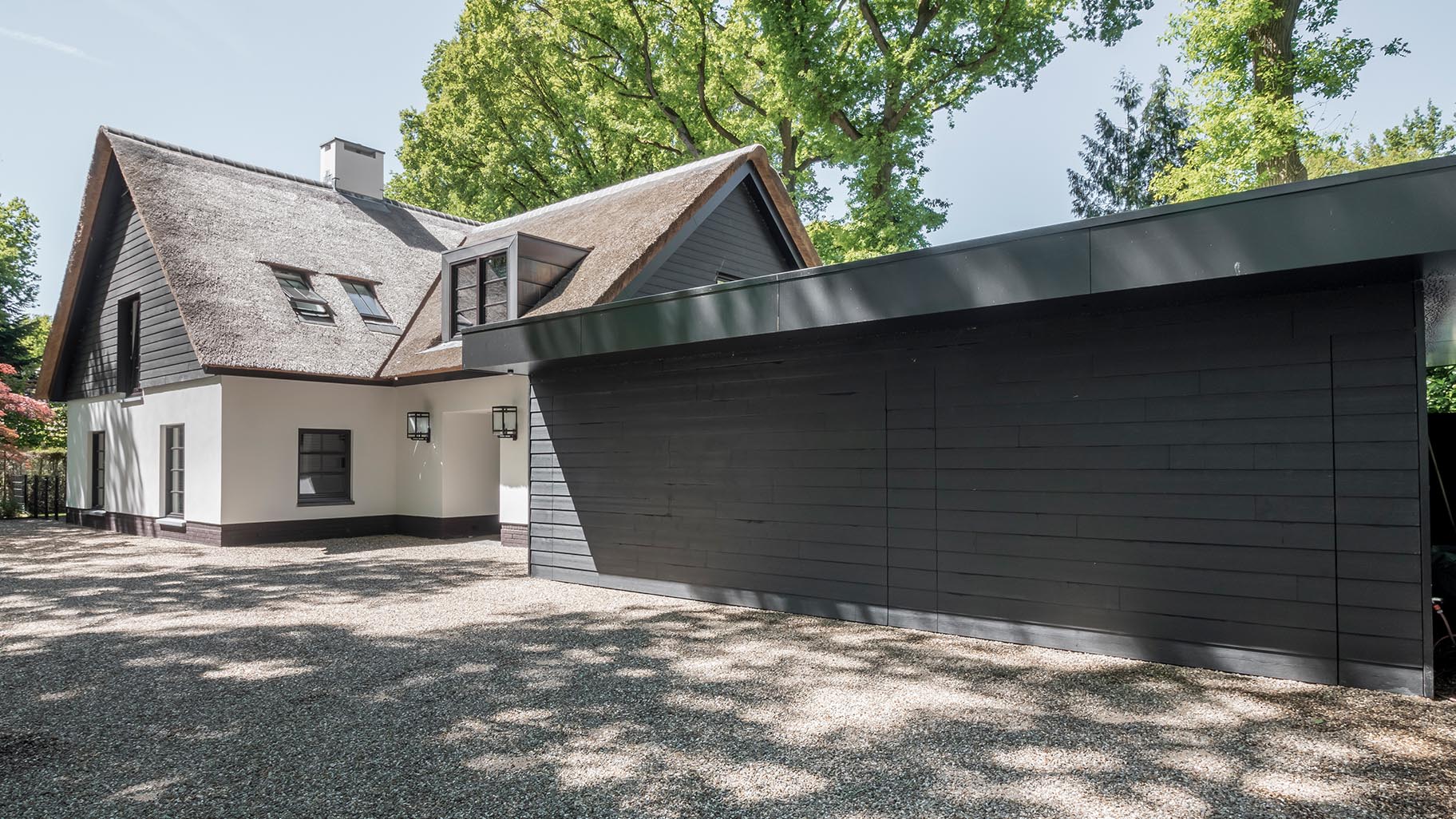 Dubbele gepotdekselde garage gelijk met de gevel - Different Doors