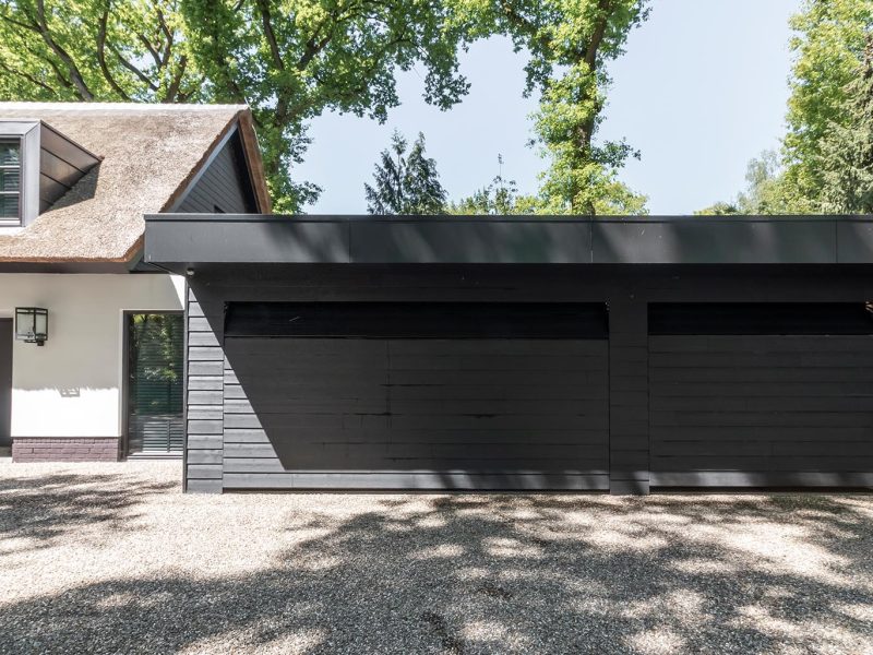 Dubbele gepotdekselde garage gelijk met de gevel - Different Doors