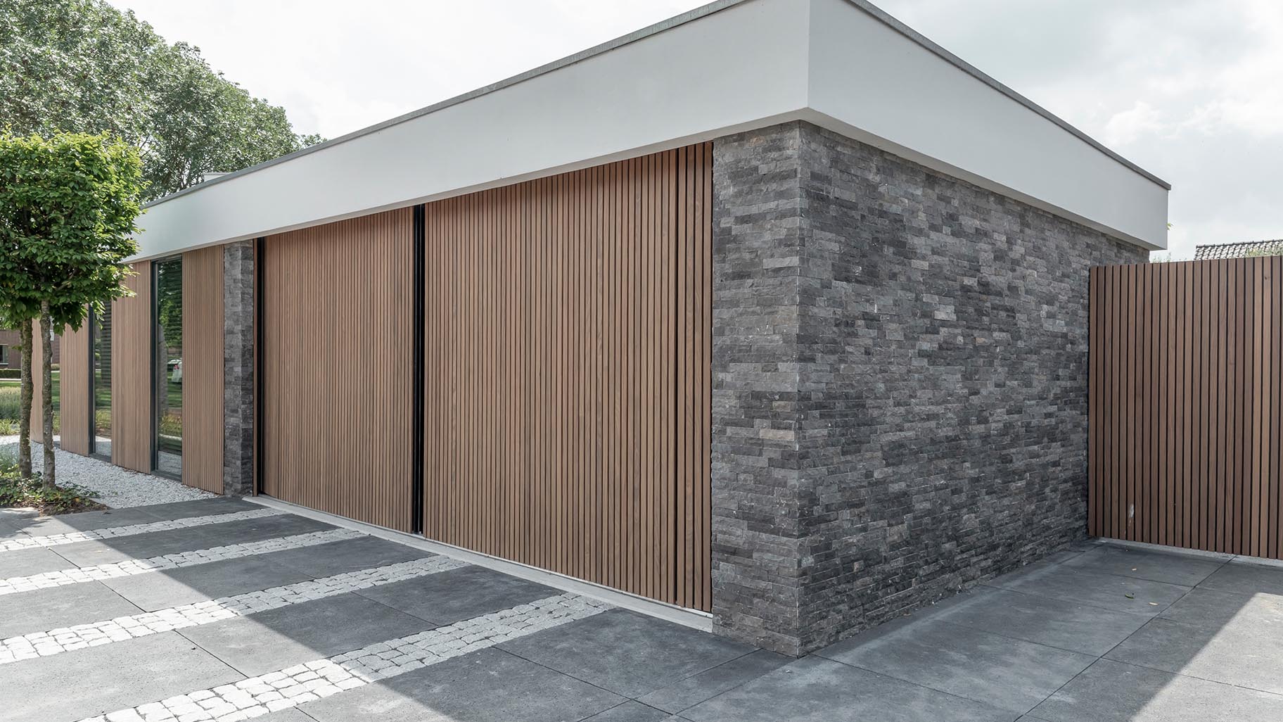 Dubbele houten zijwaartse garagedeur van afrormosia latten - Different Doors