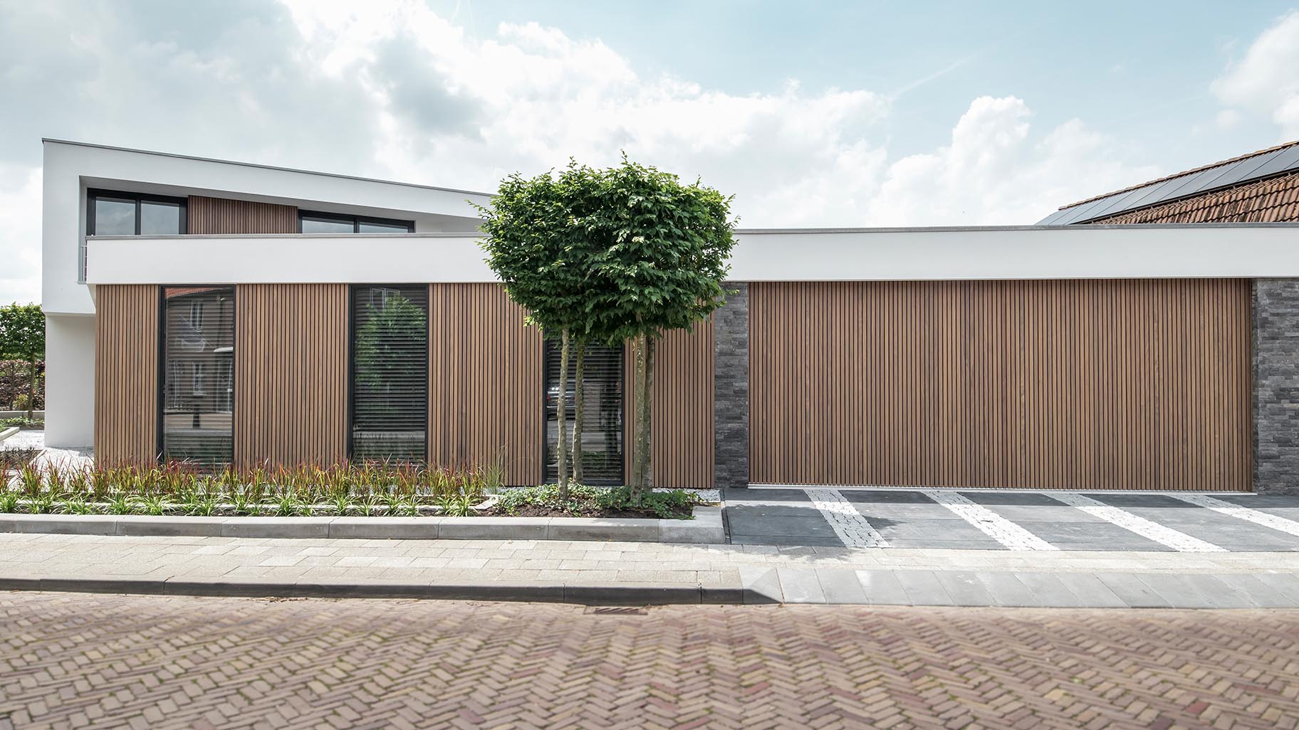 Dubbele houten zijwaartse garagedeur van afrormosia latten - Different Doors