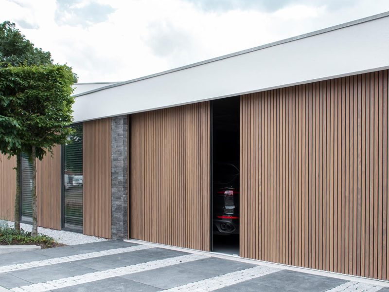 Dubbele houten zijwaartse garagedeur van afrormosia latten - Different Doors