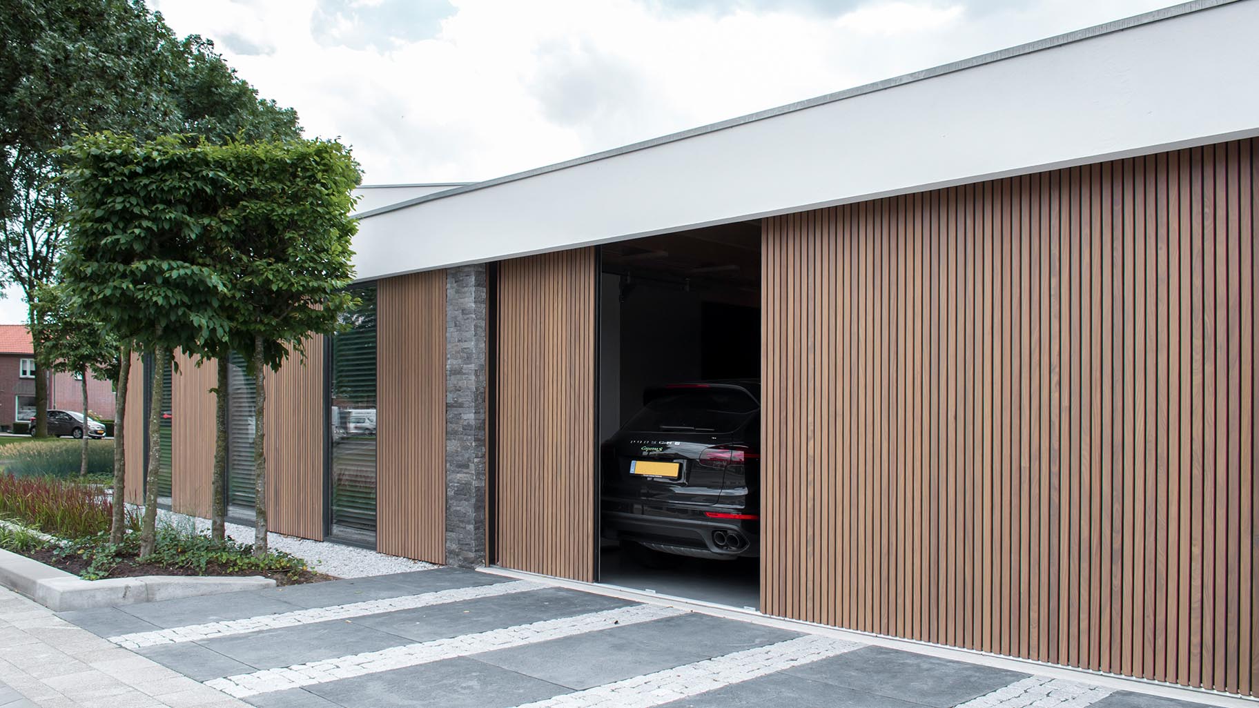 Dubbele houten zijwaartse garagedeur van afrormosia latten - Different Doors
