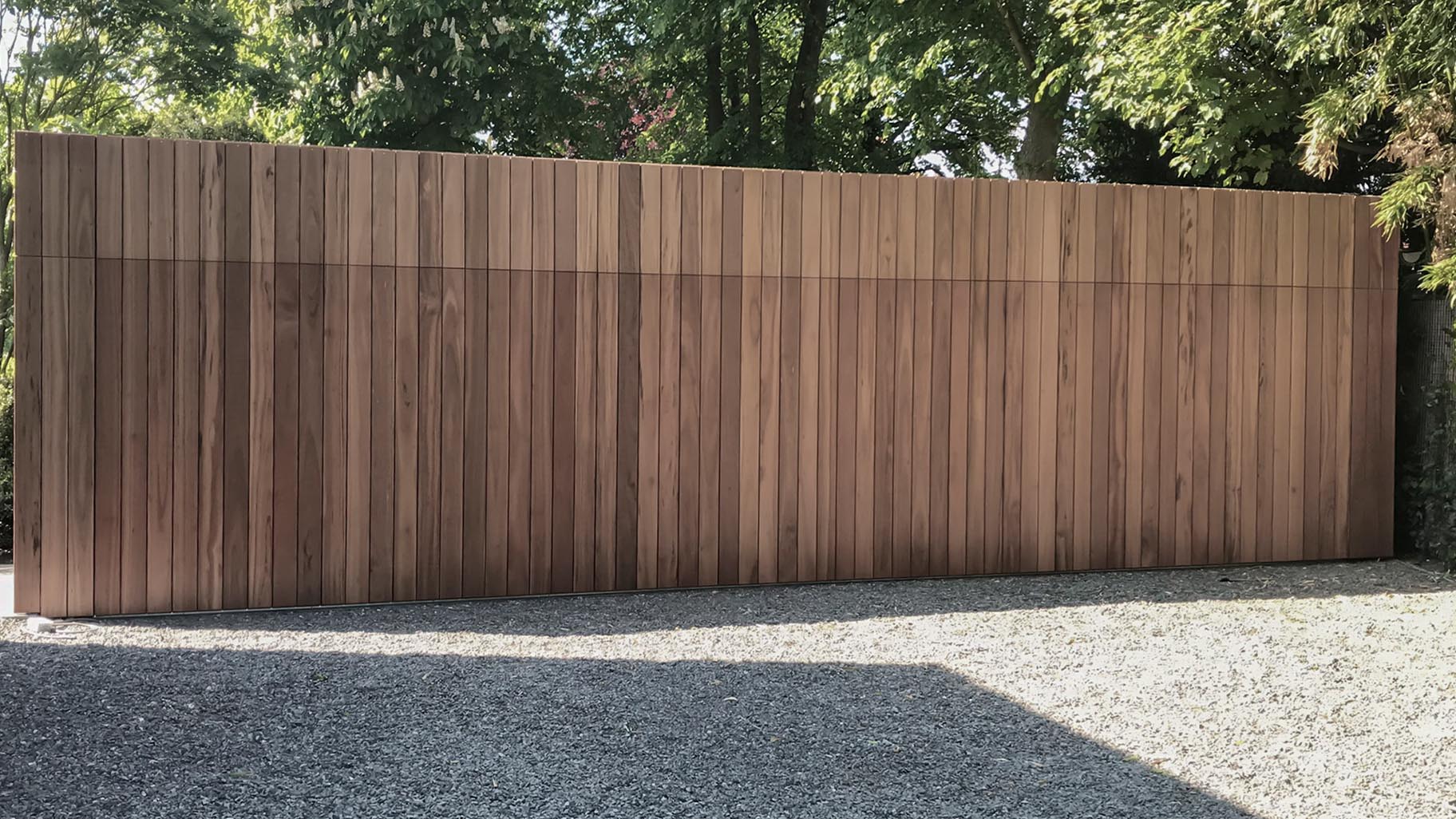 Dubbele houten zijwaartse sectionaaldeur gelijk in de wand - Different Doors