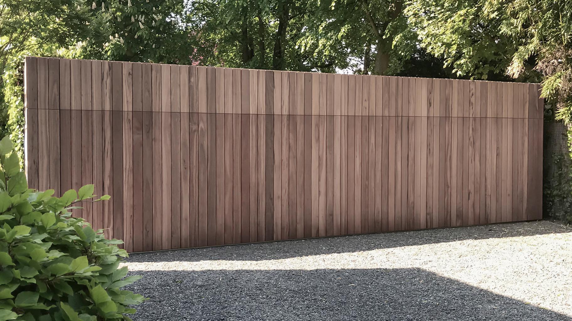 Dubbele houten zijwaartse sectionaaldeur gelijk in de wand - Different Doors