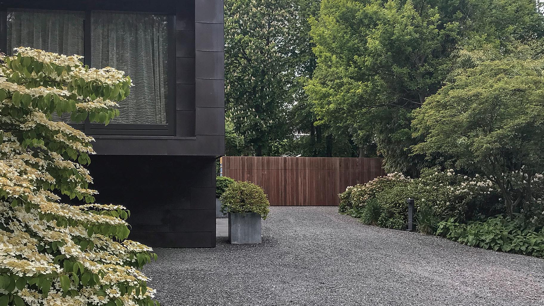 Dubbele houten zijwaartse sectionaaldeur gelijk in de wand - Different Doors