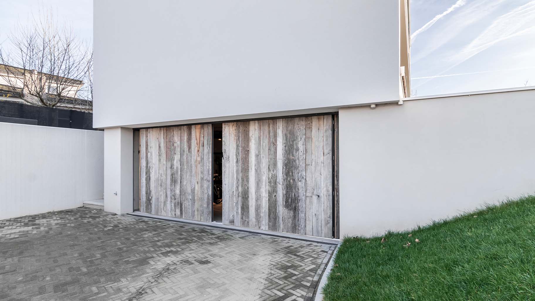 Door Different Doors gemaakte dubbele zijwaartse garagedeuren van Barnwood